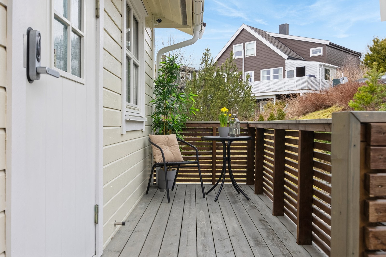 Hyggelig inngangsparti med plass til sittegruppe, som skaper en innbydende førsteinntrykk. Galleribilde