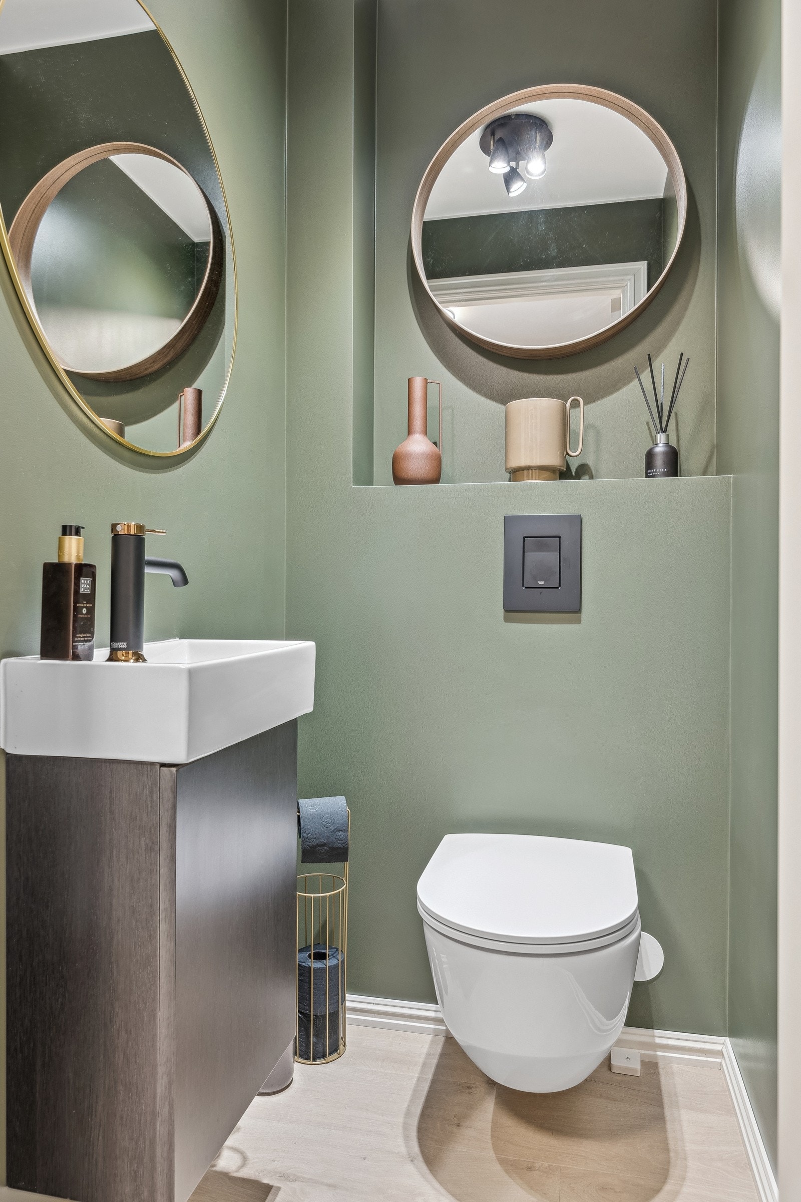 Praktisk toalettrom med vegghengt toalett og moderne innredning, som gir et rent og funksjonelt uttrykk. Galleribilde