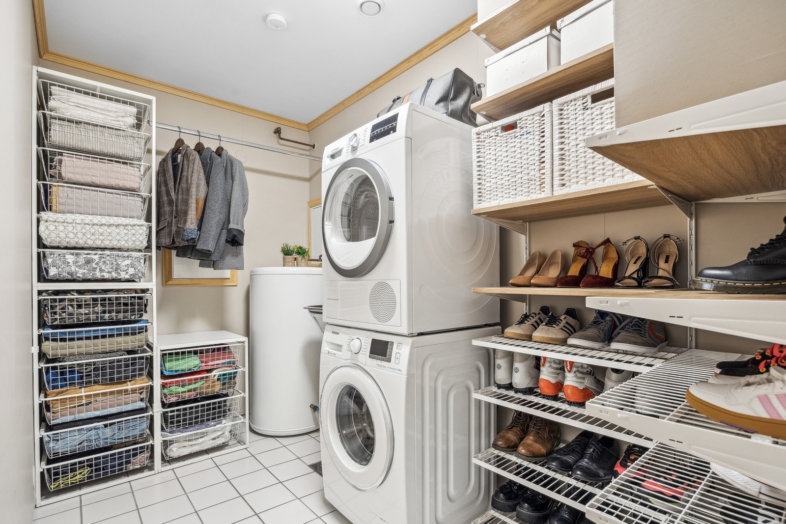 Praktisk eget vaskerom med mye oppbevaringsplass. Galleribilde