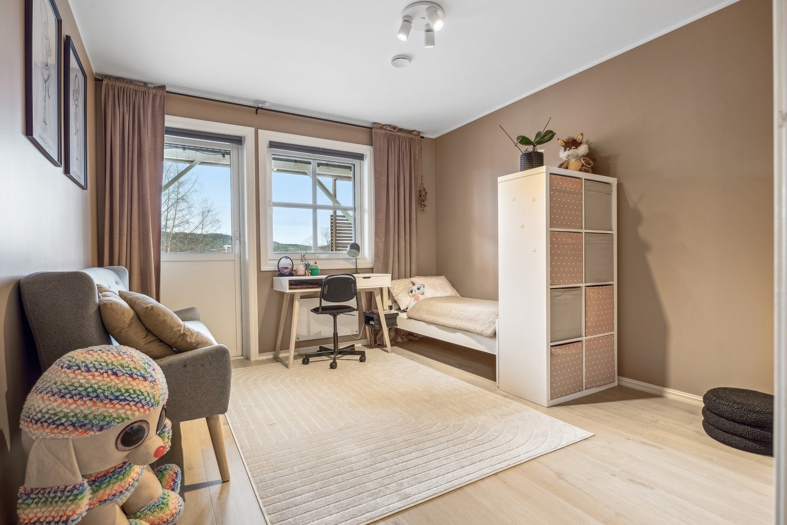 Fra ett av soverommene er det utgang til en stor terrasse, perfekt for avslapning og uteopplevelser. Galleribilde