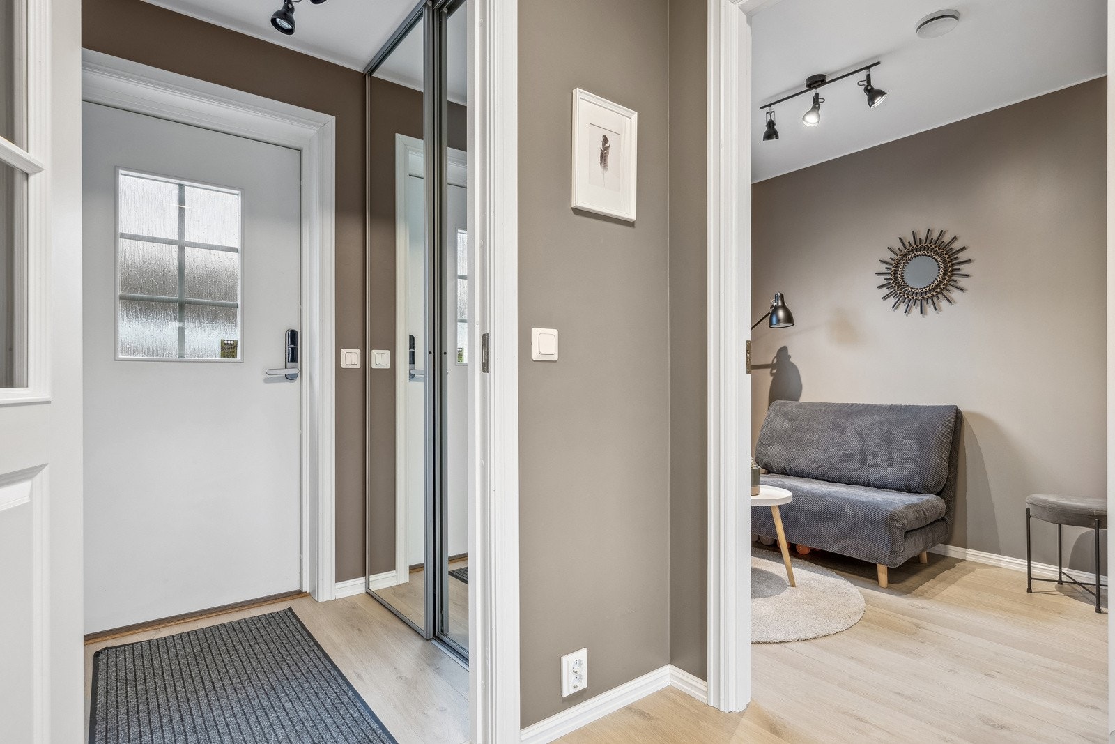 Entréen har en stor og praktisk skyvedørsgarderobe med speilfronter, som gir både god oppbevaring og et stilrent uttrykk. Galleribilde