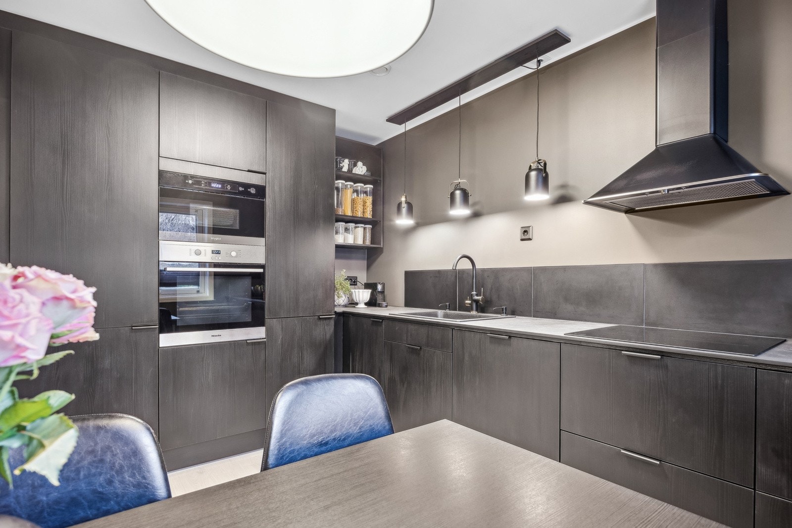 Kjøkkenet ble nylig oppgradert i 2024 og har en moderne, stilren design med integrerte hvitevarer. Med rikelig skap- og benkeplass får du både god arbeidsflyt og god plass til oppbevaring. Galleribilde