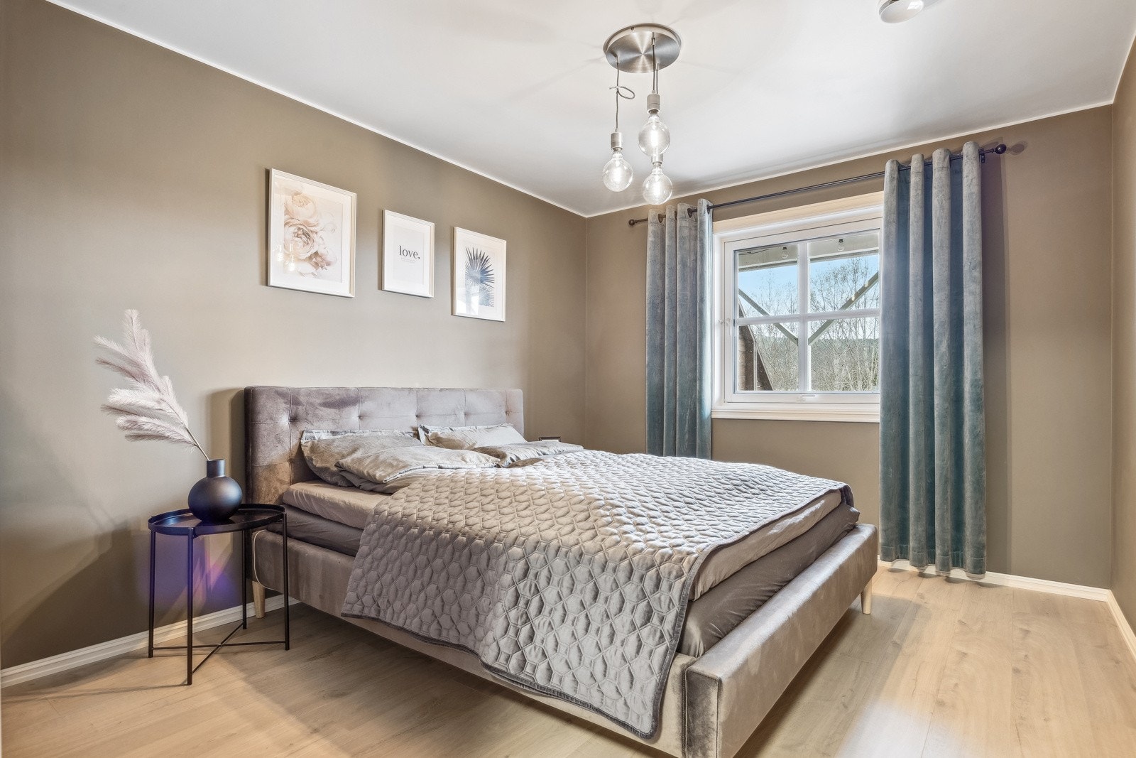 Soverommene er romslige og gir rikelig plass til både seng og øvrige møbler. Galleribilde