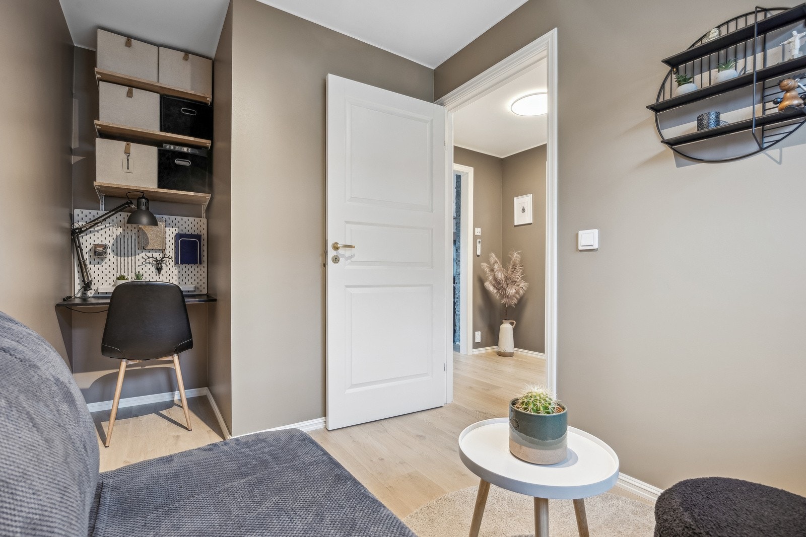 Et av soverommene benyttes i dag som kontor og gjesterom. Galleribilde