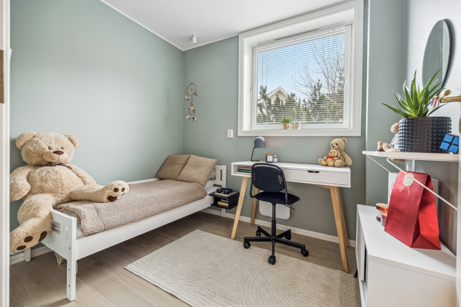 Barnerommet er lyst og romslig, med god plass til både arbeidsbord, garderobe og lek. Galleribilde