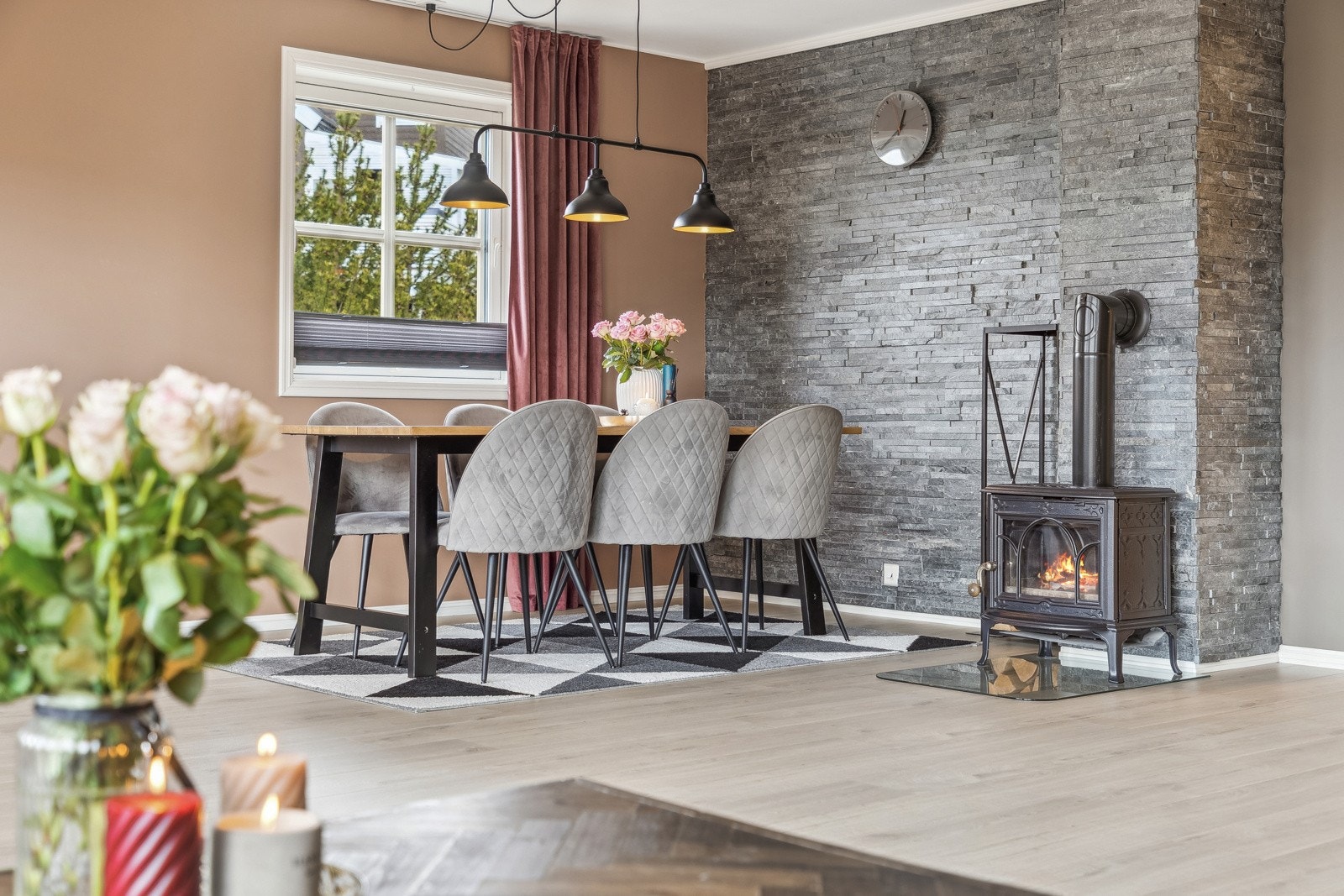 Når de kaldere dagene kommer, er det hyggelig å fyre i vedovnen for ekstra kos og varme. Boligen har også en effektiv varmepumpe for jevn og behagelig innetemperatur året rundt. Galleribilde