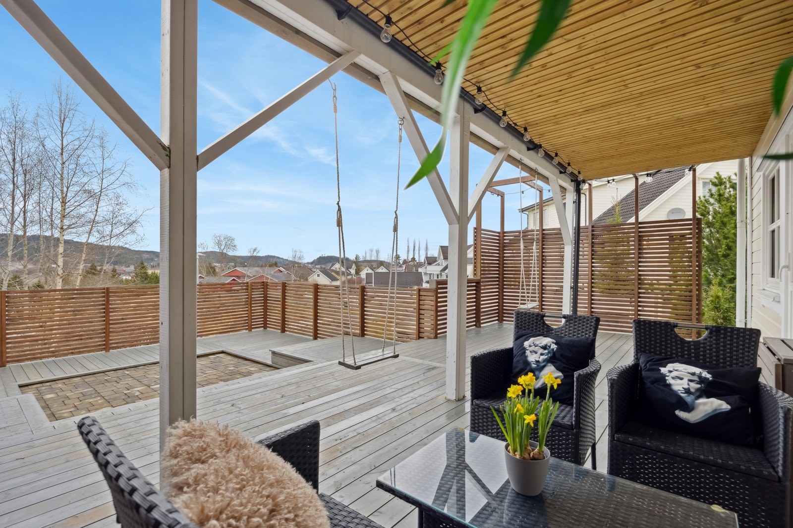 Terrassen er delvis overbygd, som gir et behagelig skjermet uteområde for både solrike og regnfulle dager. Galleribilde