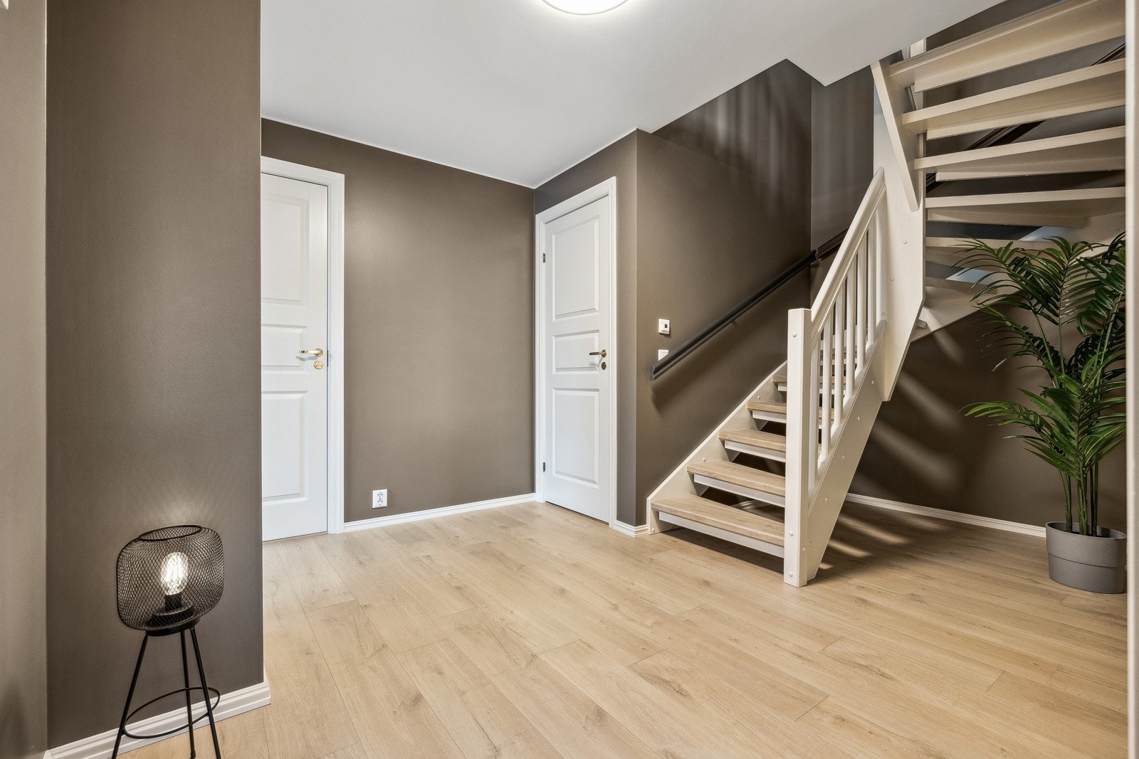 Romslig gang malt i en tidsriktig og lun farge, som skaper en innbydende atmosfære. Det er god plass til oppbevaringsmøbler, slik at du kan holde orden samtidig som du utnytter plassen optimalt. Galleribilde