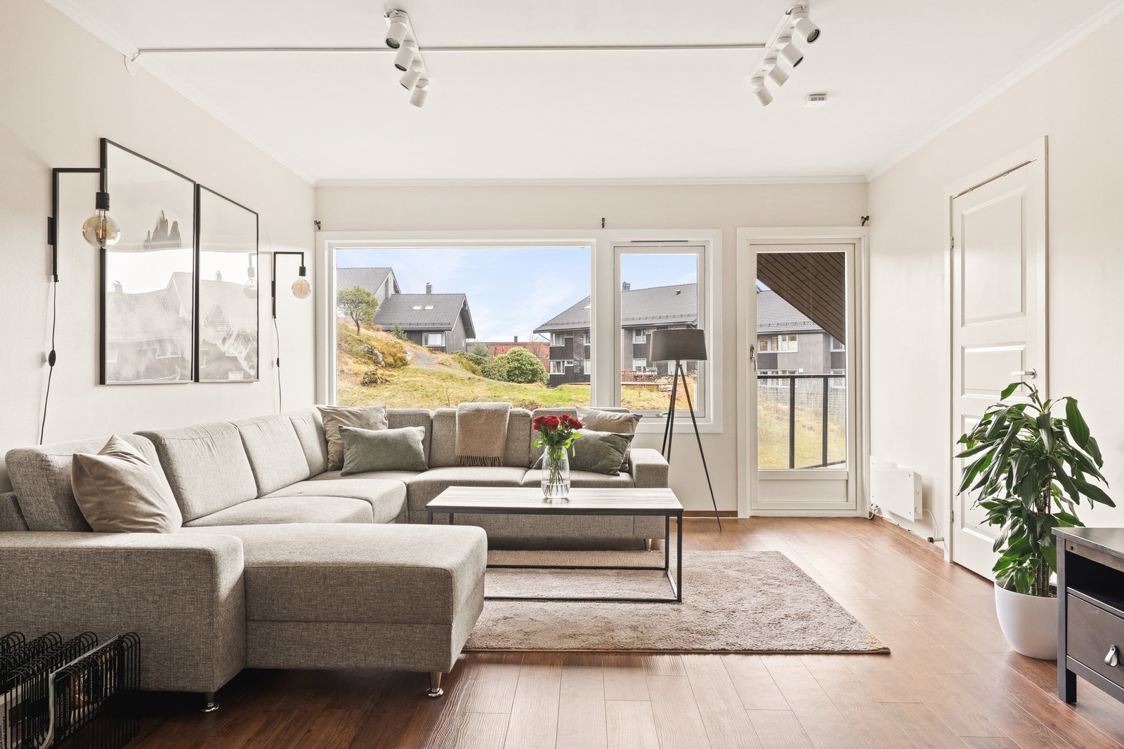 Stuen er lys og innbydende. Galleribilde