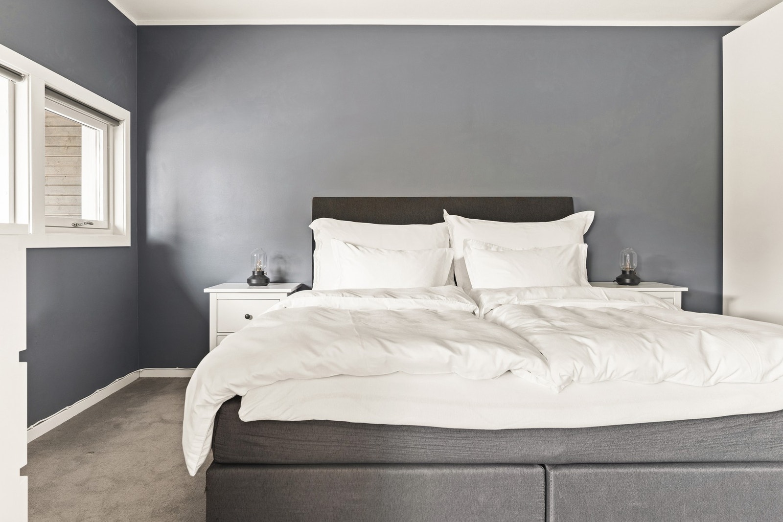 Plass til dobbeltseng og tilhørende nattbord. Galleribilde