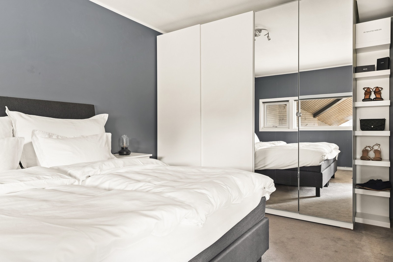 Rikelig med oppbevaringsplass i medfølgende garderobeskap. Galleribilde