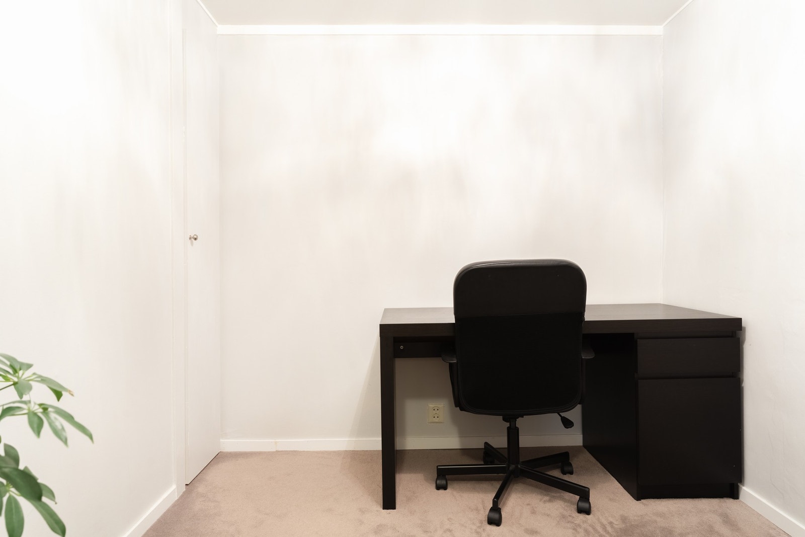 Praktisk kontor med flere bruksmuligheter. Galleribilde