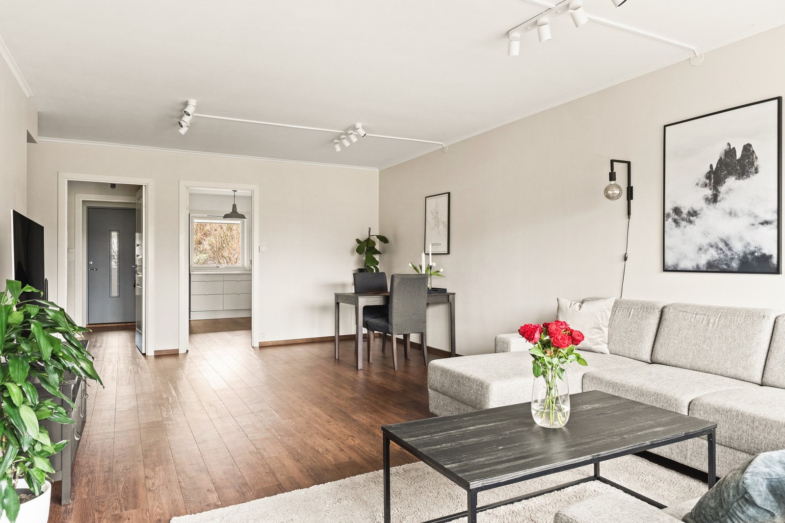 Den gode planløsningen gjør at man får flere soner både med TV-krok og spisestue. Galleribilde