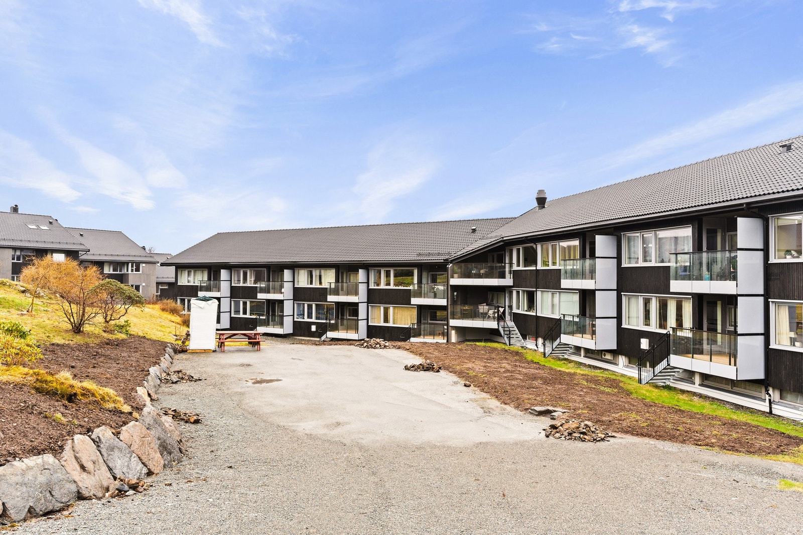 I 2024 fikk blokken ny fasade, balkonger, tak og ytterdører, noe som gir et moderne utseende. Galleribilde