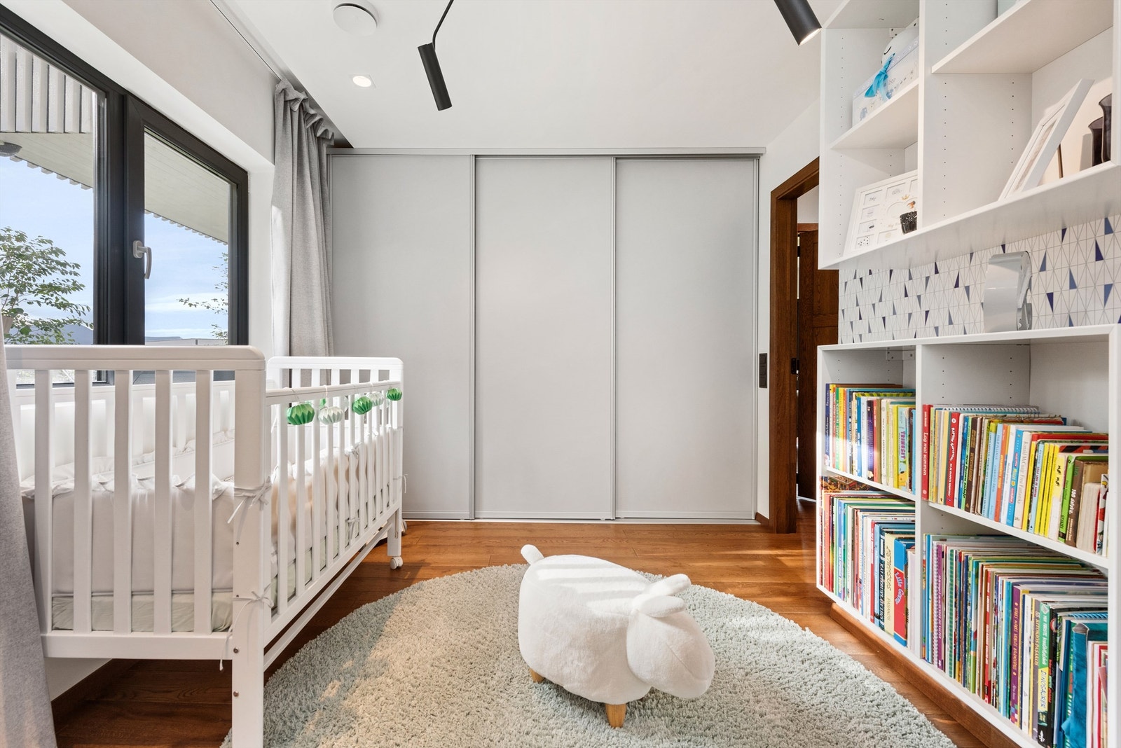 Soverommet har skyvedørsgarderobe. Galleribilde