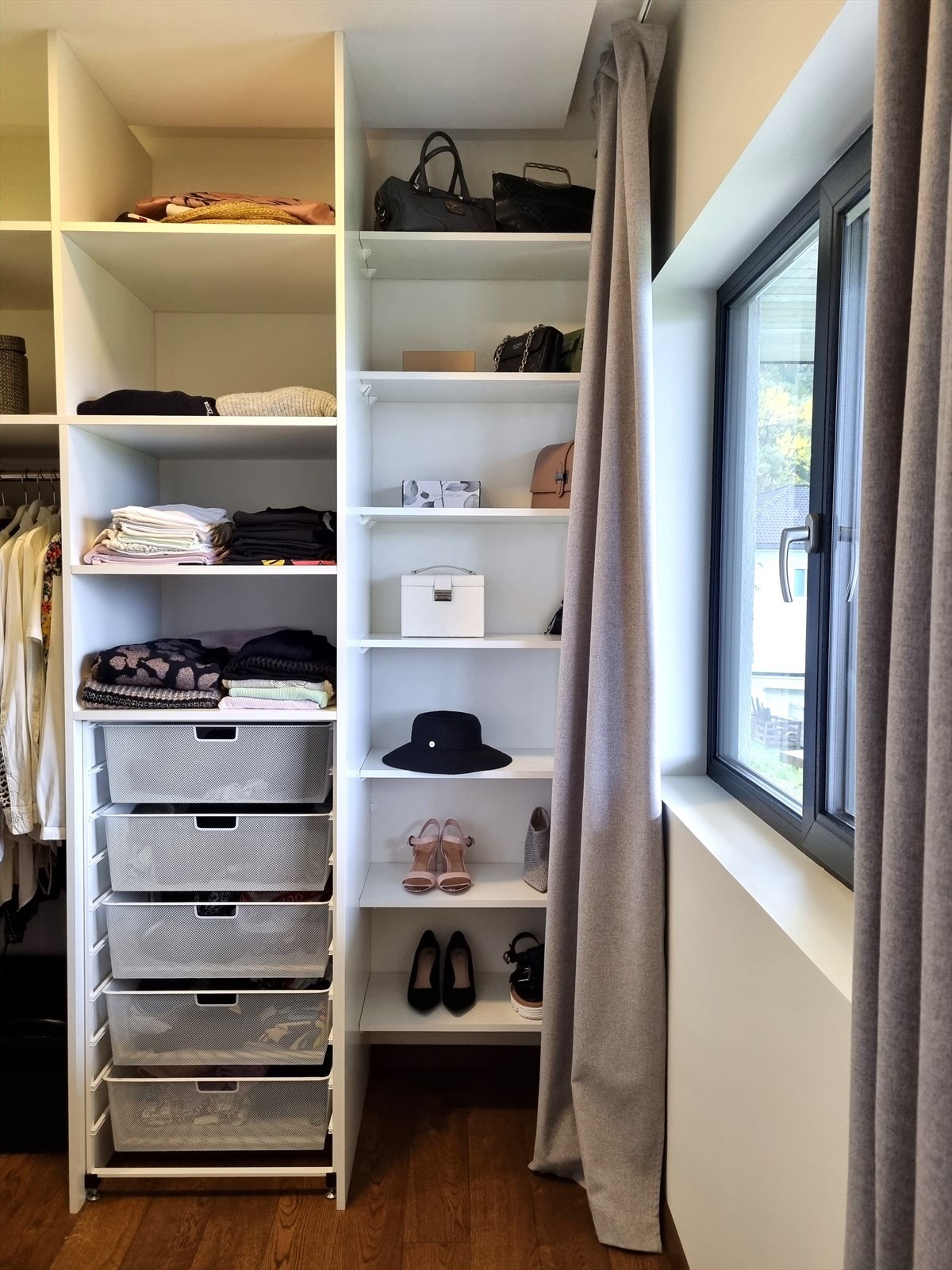 Hovedsoverommet har også tilliggende walk-in closet. Galleribilde
