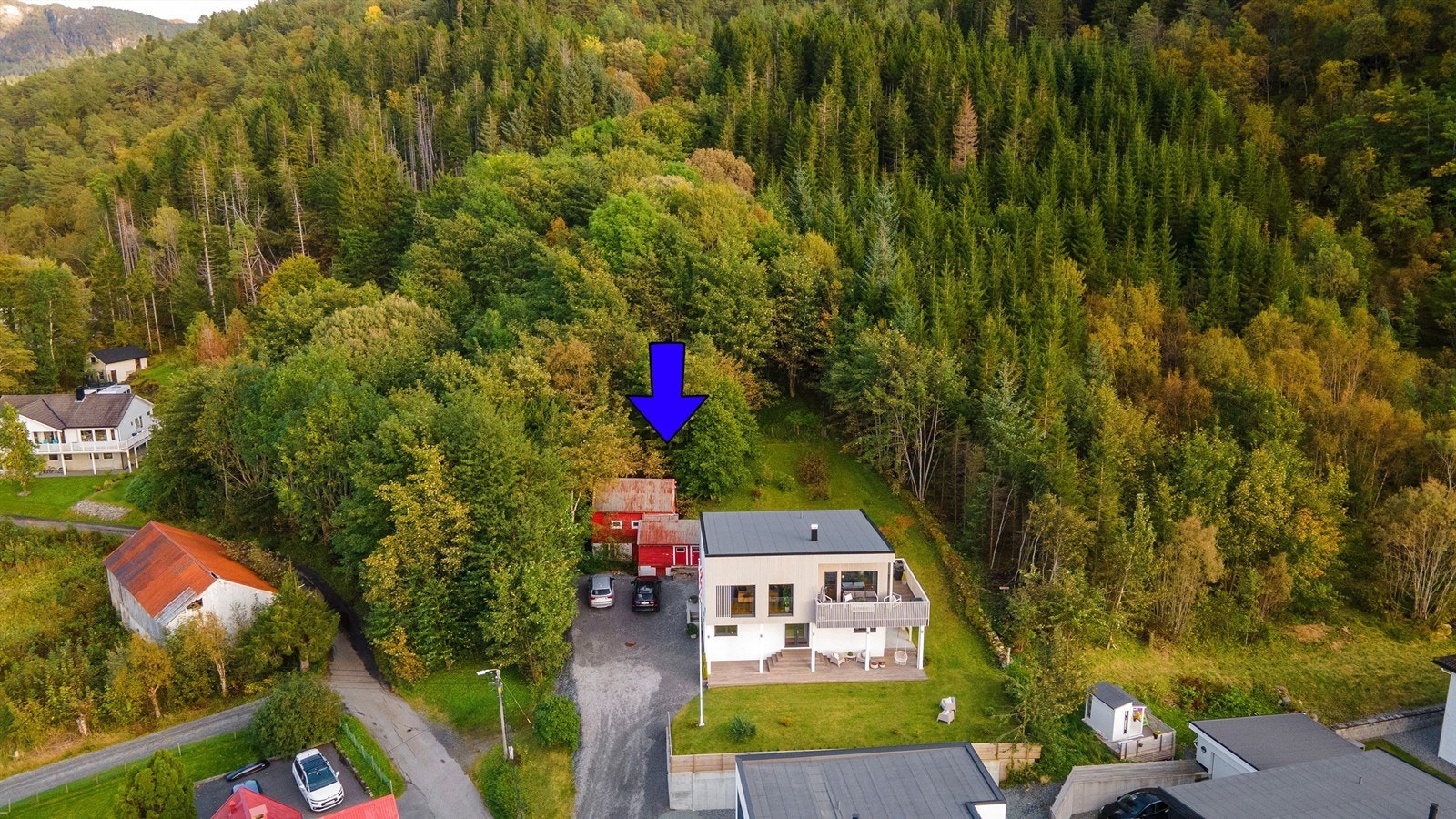Stor tomt bak eiendommen selges med boligen Galleribilde