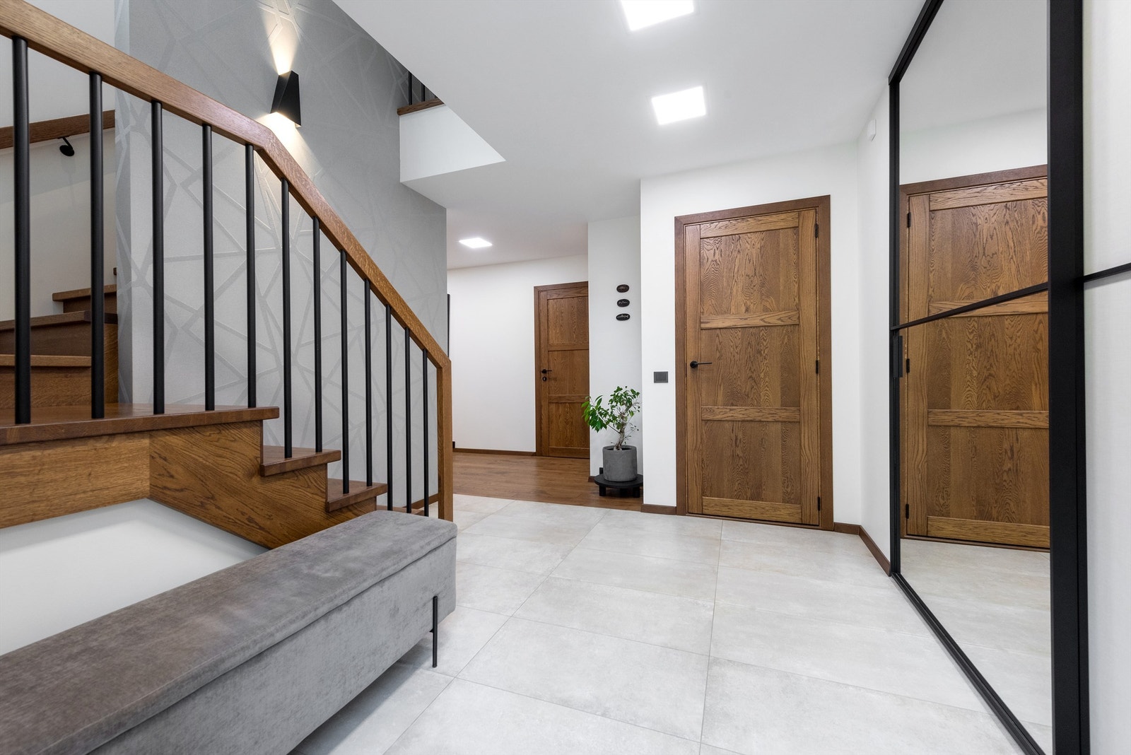 Entrè/gang i underetasje med skyvedørsgarderobe og flis på gulv. Galleribilde