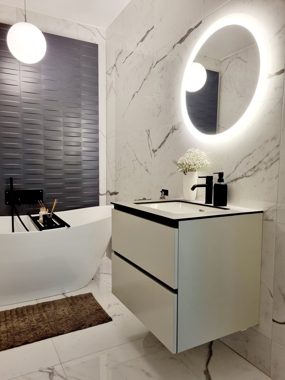 Badet har vegghengt wc. badekar og nedfelt servantinnredning med underskap. Galleribilde