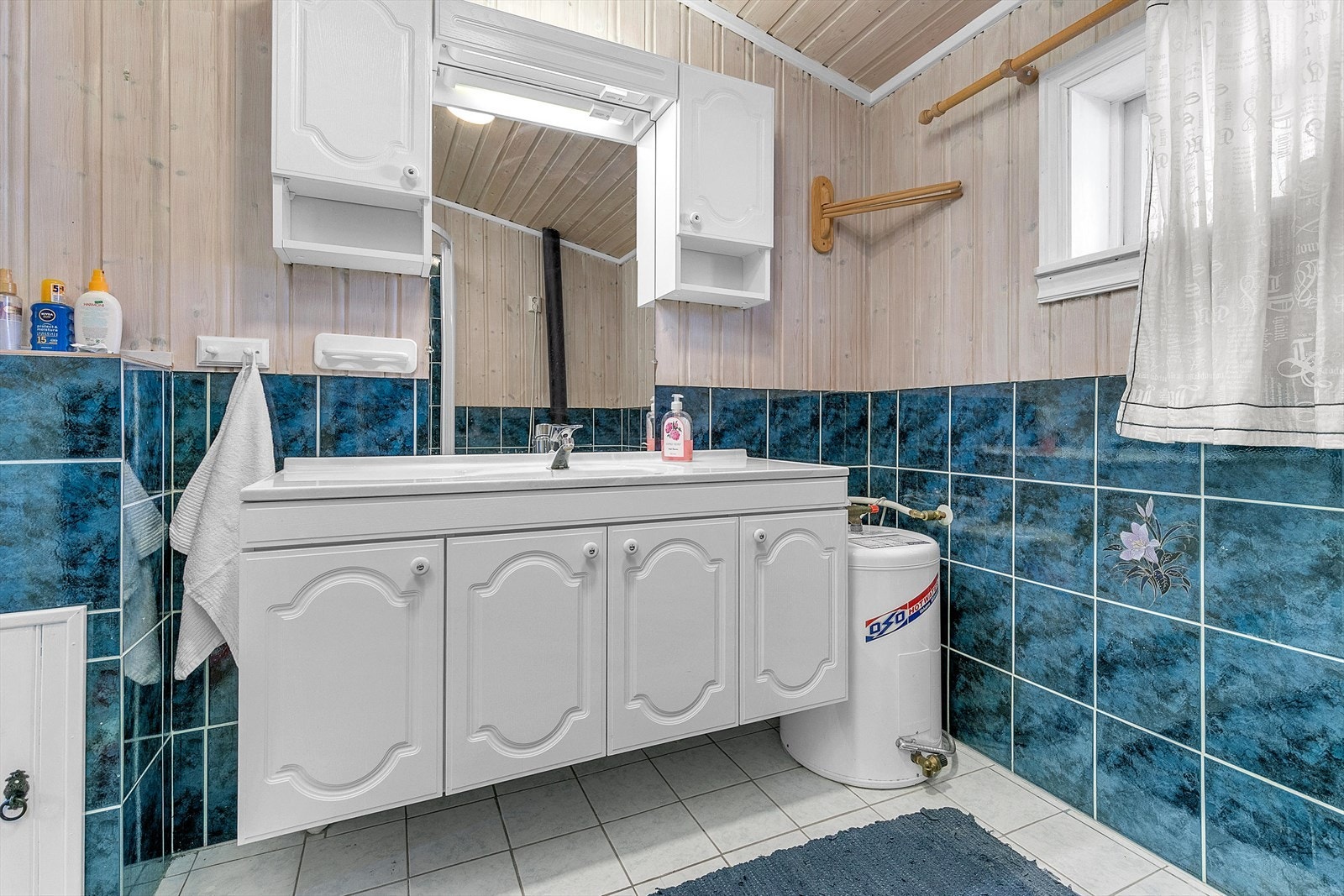 Godt med lagringsplass for diverse baderomsartikler. Galleribilde