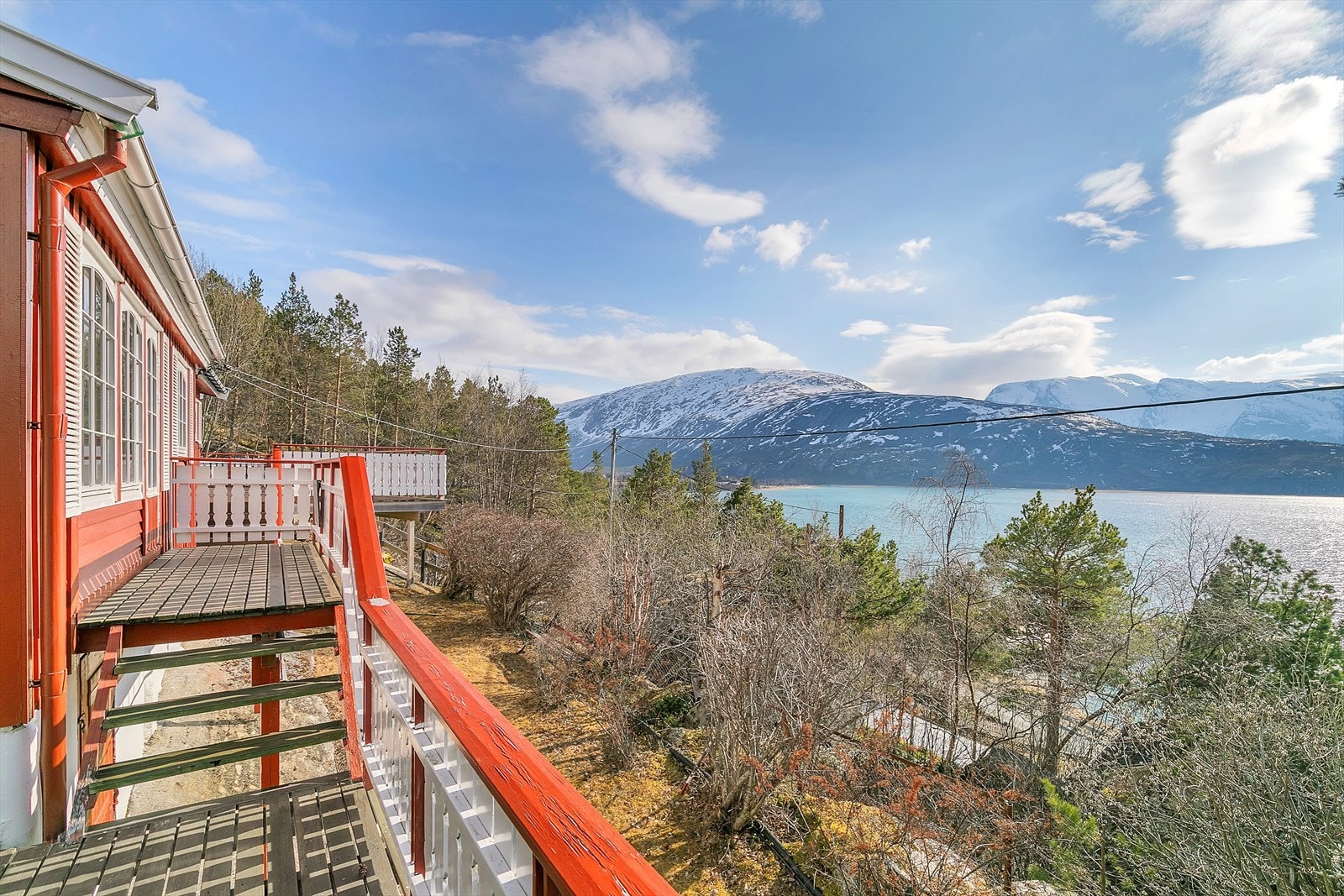 Eiendommens beliggenhet sørger for fritt utsyn og skjermet innsyn. Galleribilde