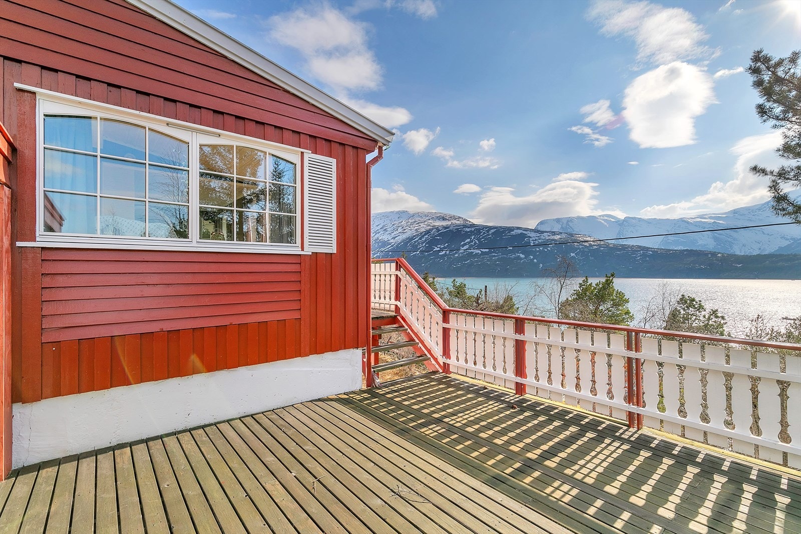 Verandaen gir god plass for diverse utemøblement. Galleribilde