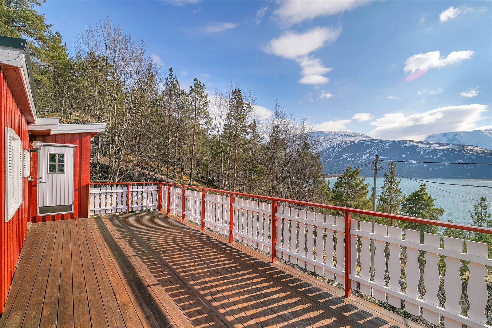 Like ved hytta ligger annekset. Galleribilde