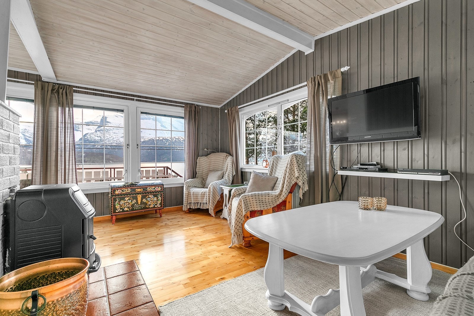 Store vinduer og god takhøyde gir en svært luftig og god romfølelse. Galleribilde