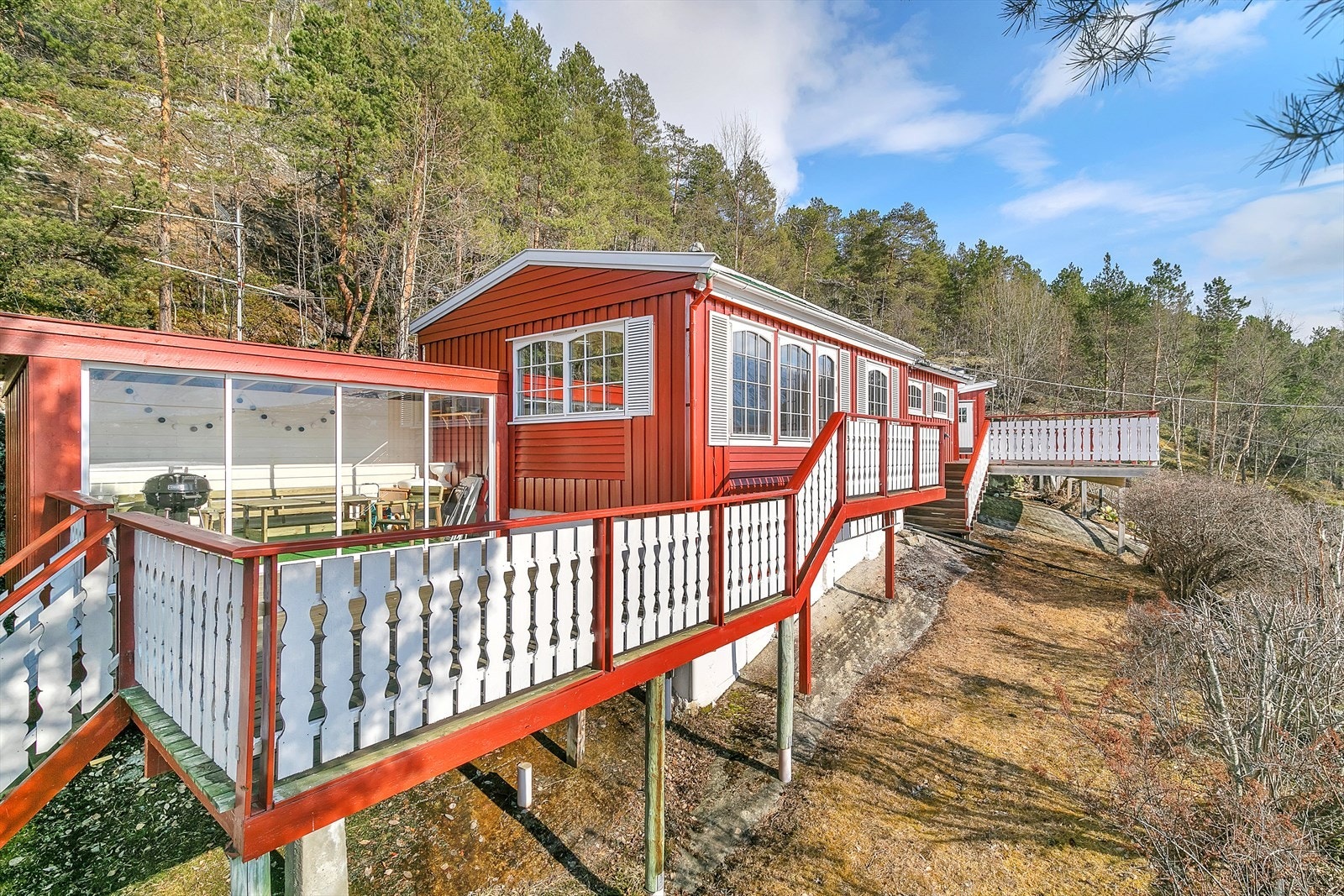 Veranda foran boligen sørger for at de gode solforholdene kan nytes gjennom hele dagen. Galleribilde