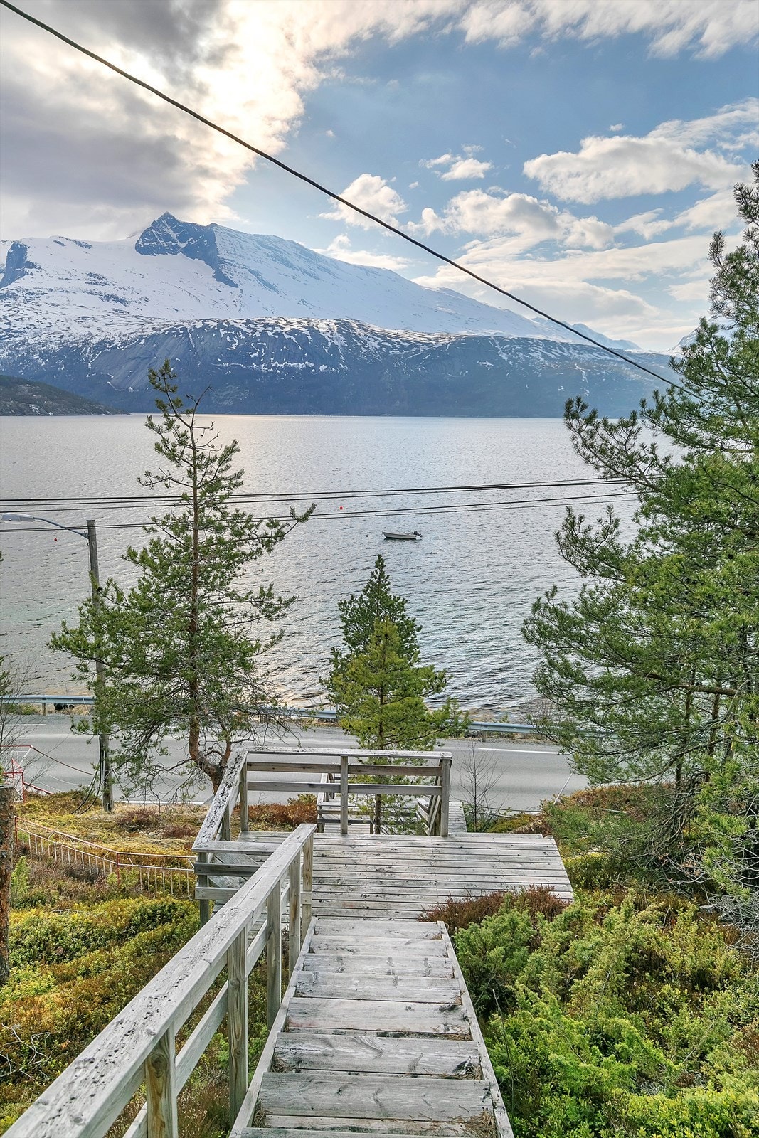 Praktisk trapp og opparbeidet sti som tar deg helt til boligen. Galleribilde