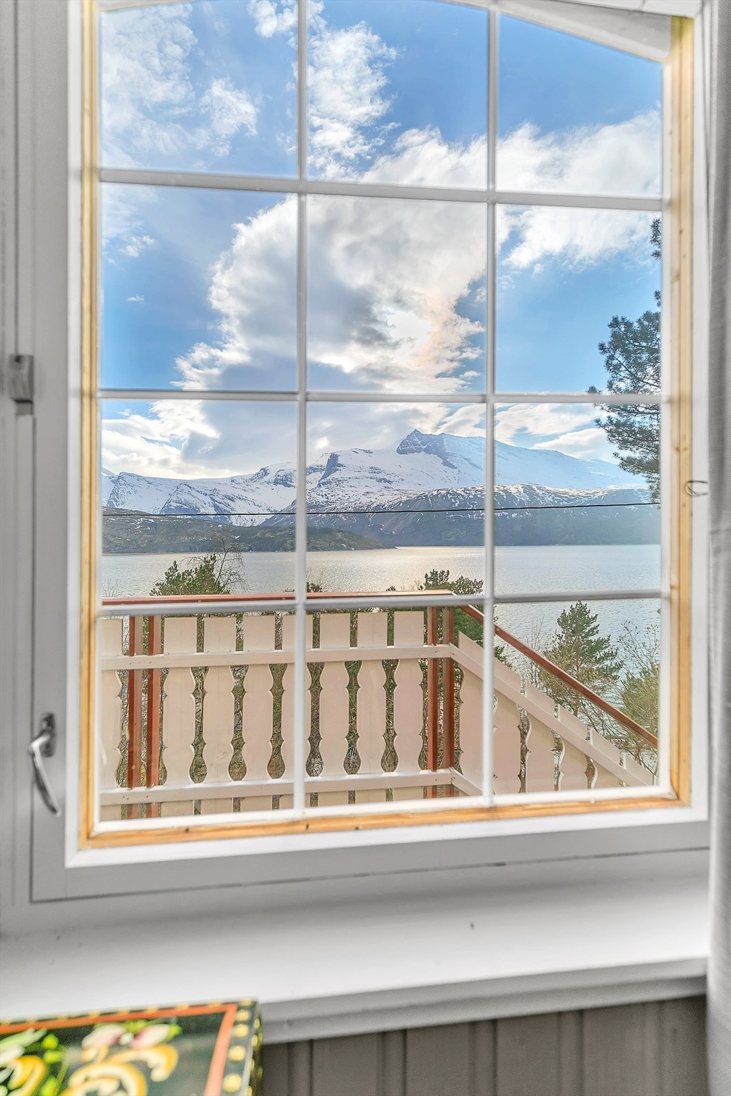 Idyllisk utsikt som kan nytes rett fra stuevindu. Galleribilde