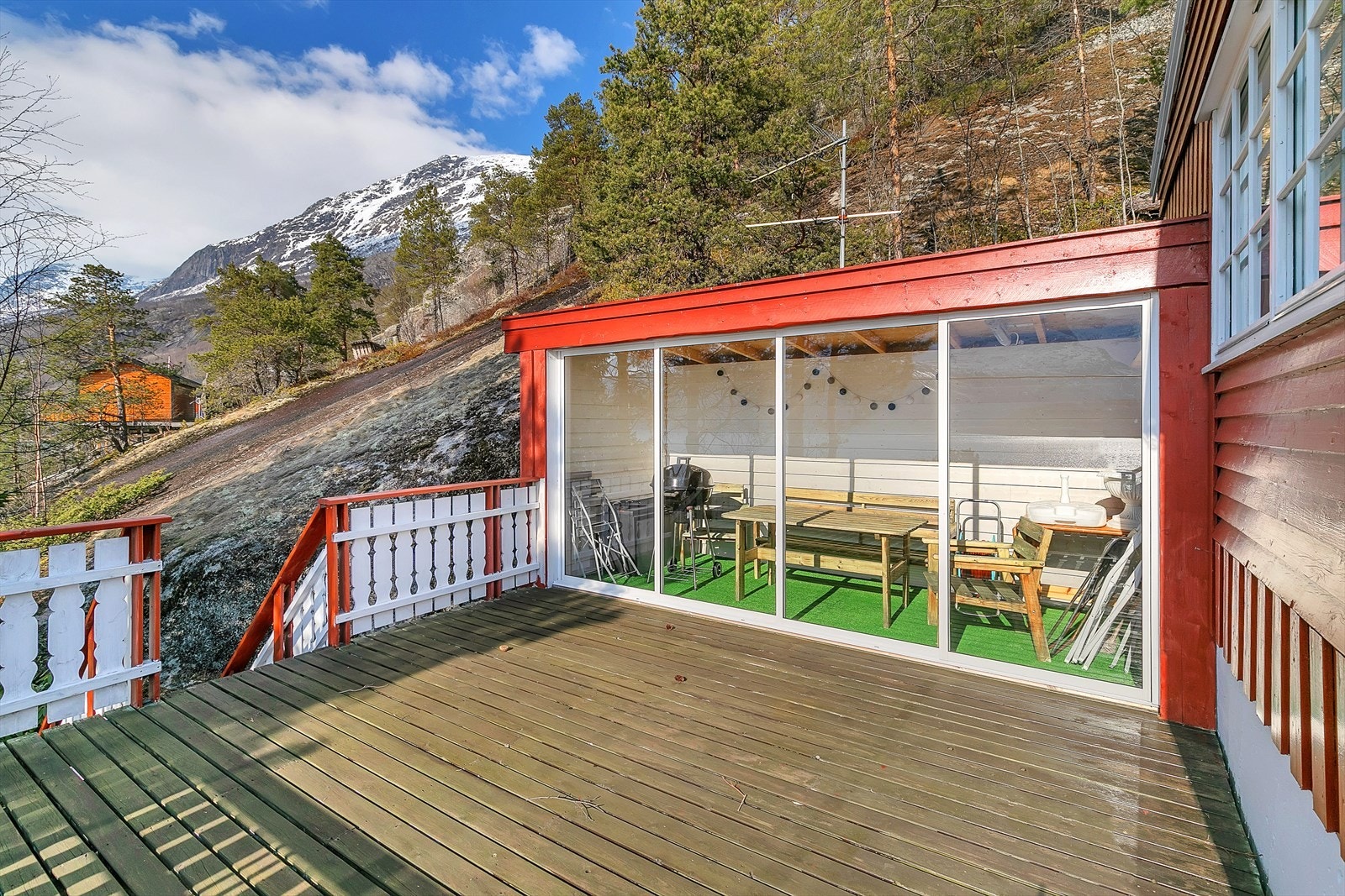 Hyggelig utestue som er anvendelig uansett vær. Galleribilde