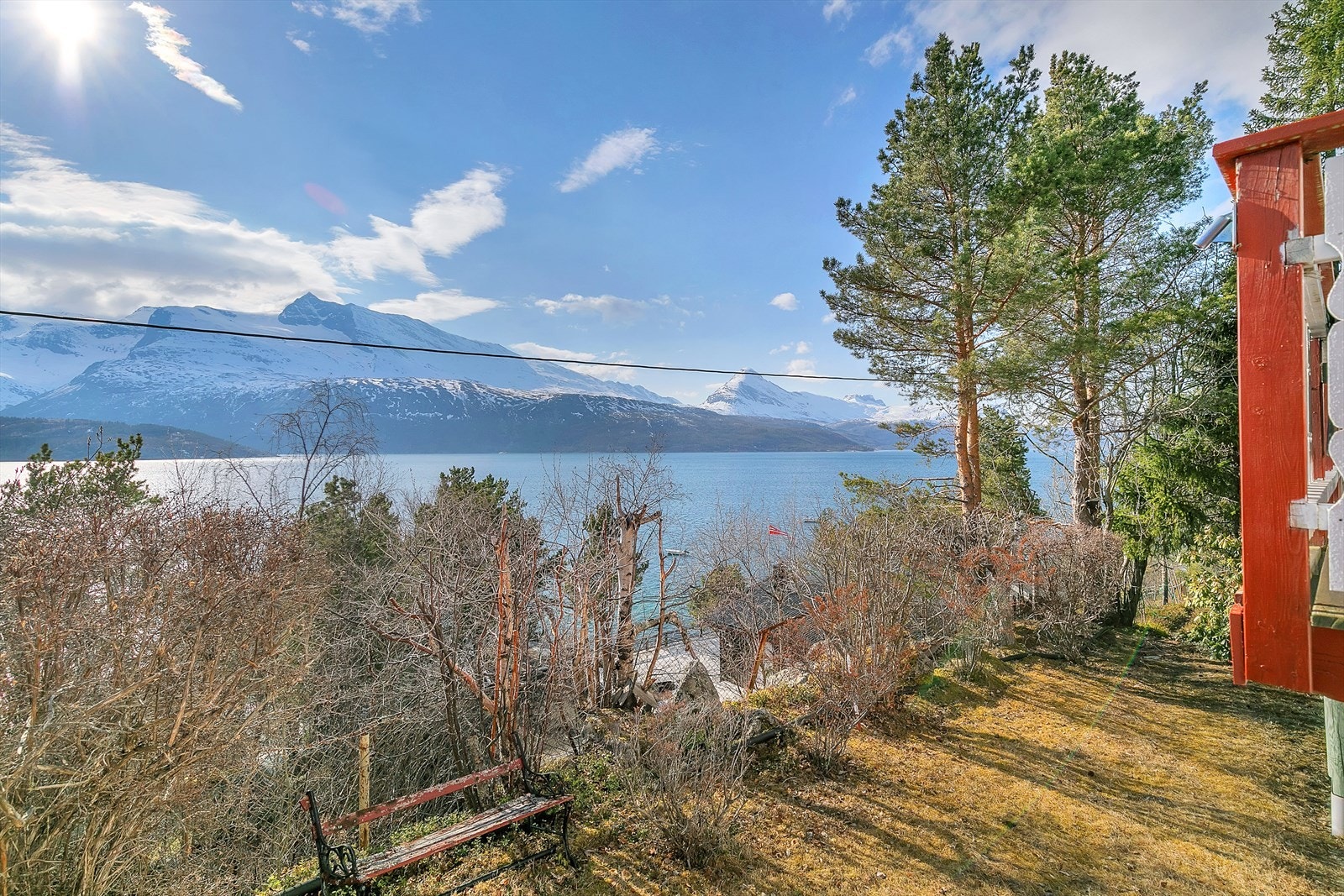 Foran hytten er det også hage. Galleribilde