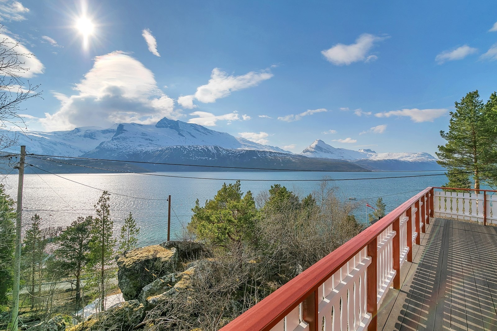 Fantastisk beliggenhet på Elvegård i Skjomen, med svært gode utsiktsforhold. Galleribilde