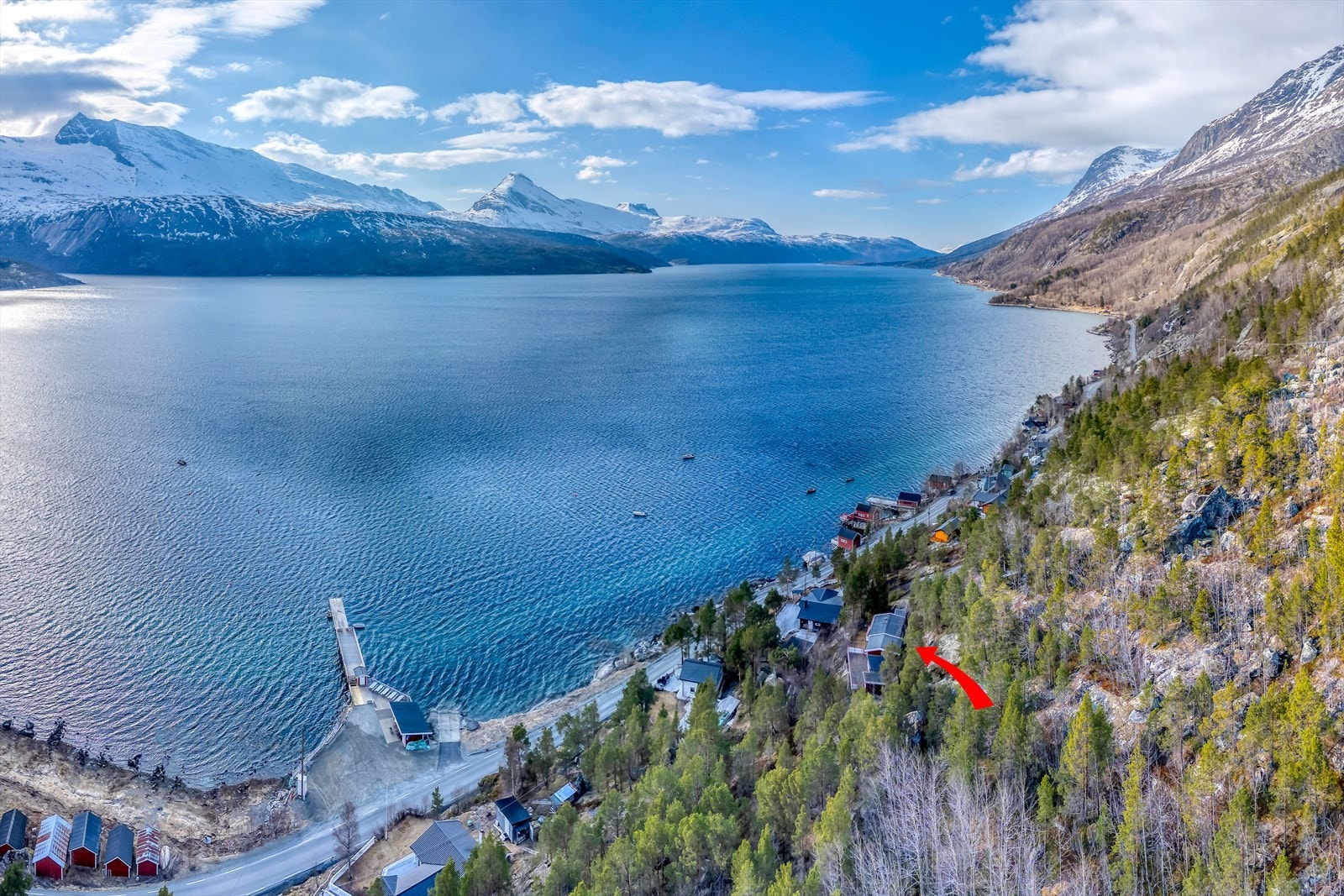 Det er kort vei til brygga i Skjomen og sjølivet. Beliggenheten gir også kun en kort kjøretur til GolfPark i Skjomen. Galleribilde