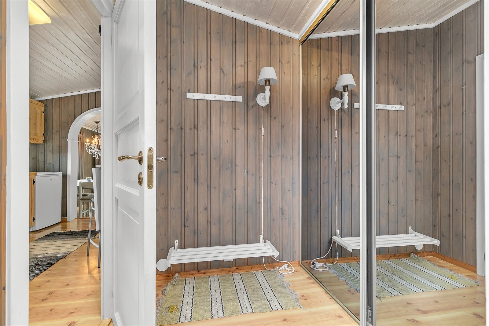 Velkommen inn! Gang i hytte med skyvedørsgarderobe, knaggrekke og skohylle. Galleribilde