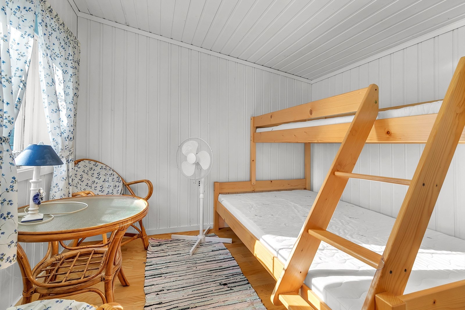 Soverom på anneks med køyeseng og plass for annet møblement. Galleribilde