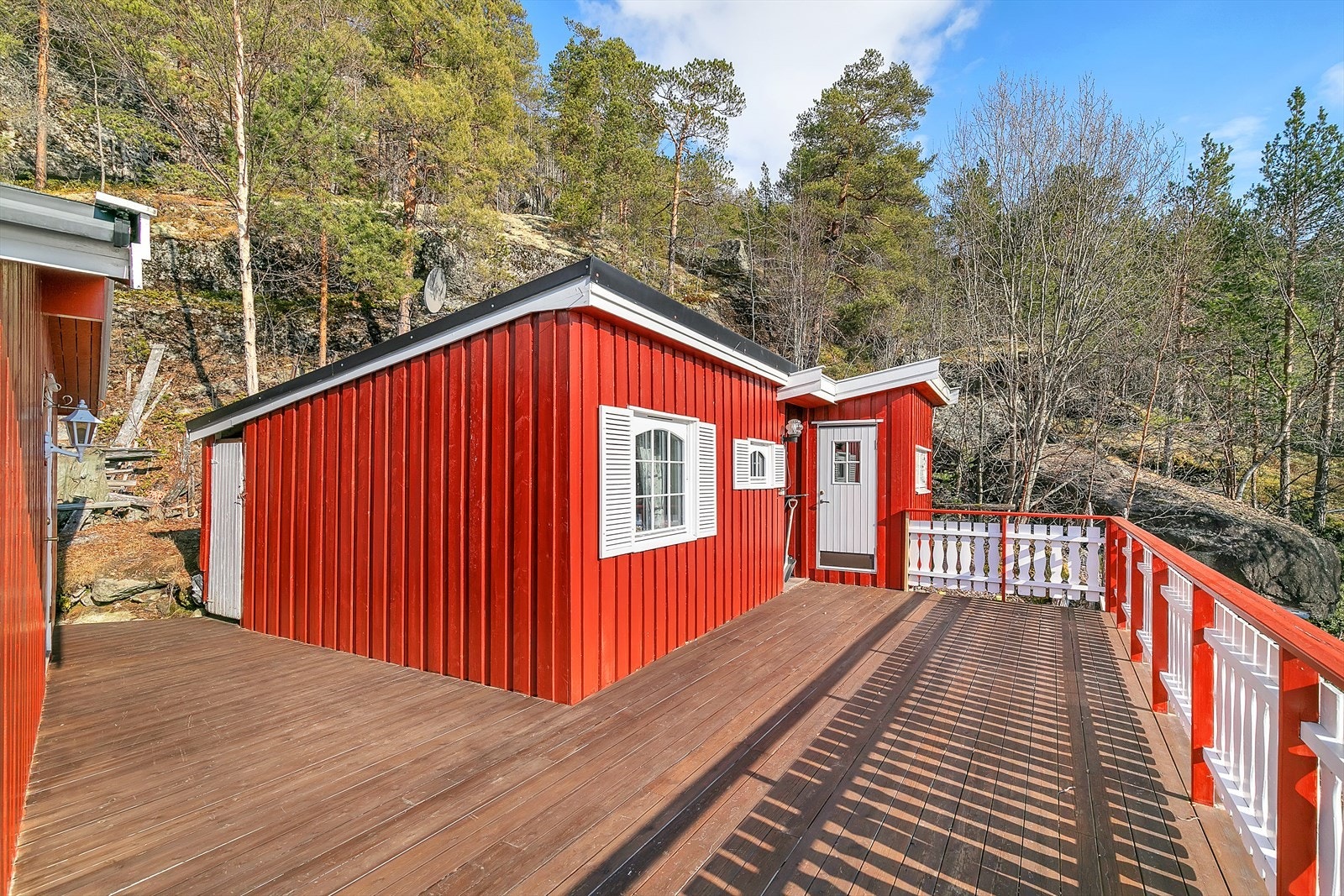 Stort anneks som inneholder soverom og bodareal. Galleribilde