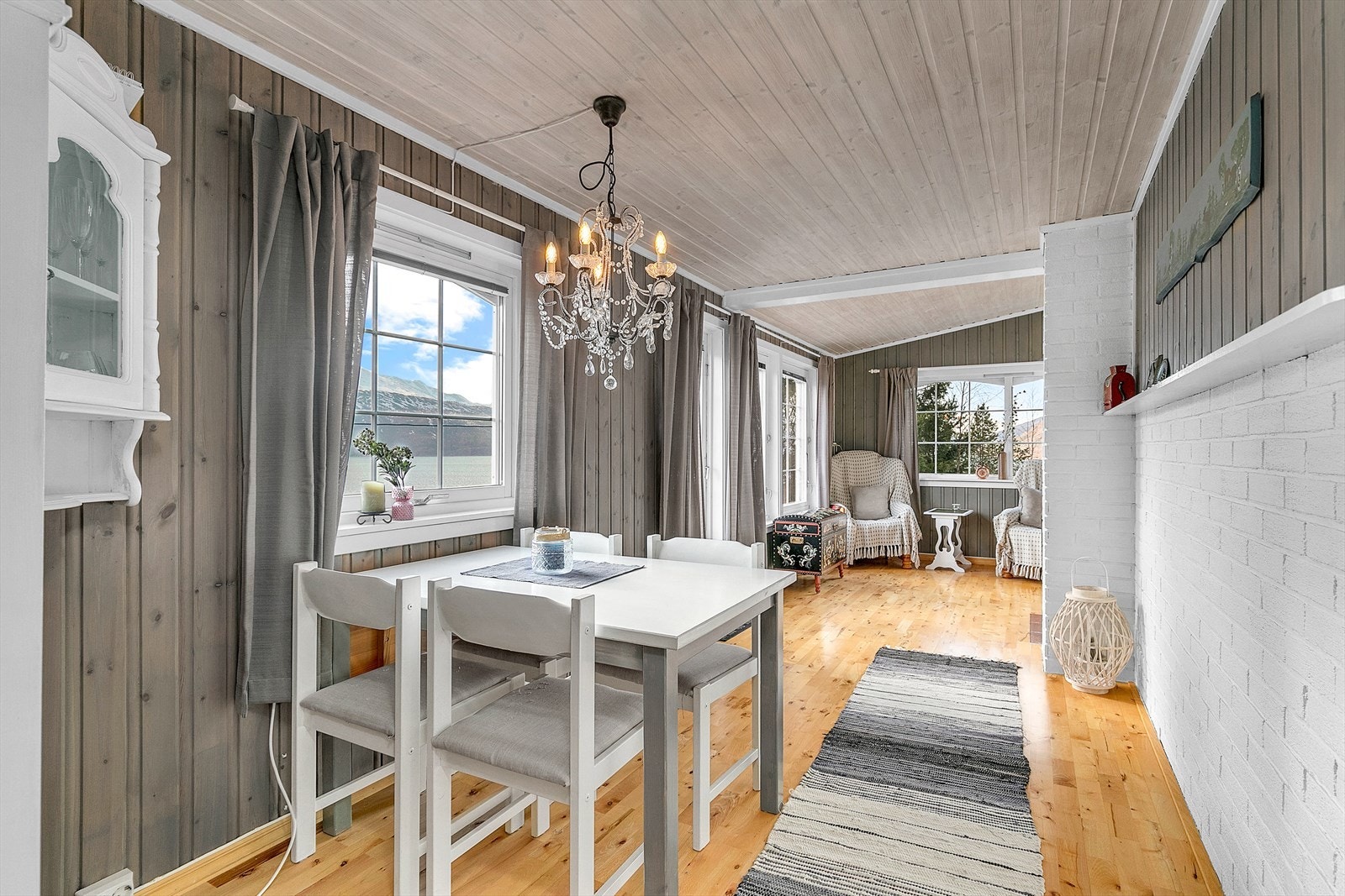 I praktisk nærhet til kjøkkenet er det god plass for spisebord. Galleribilde