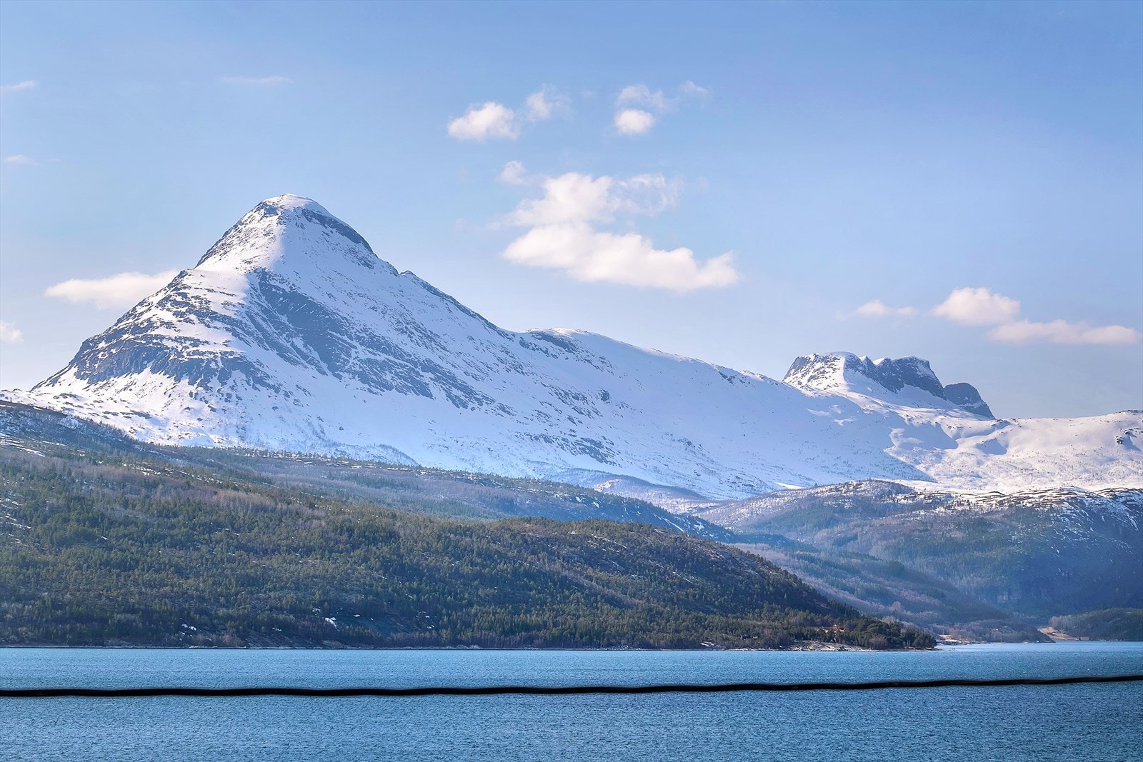 Utsikt mot vakre omgivelser som sjø, fjell og skog. Galleribilde
