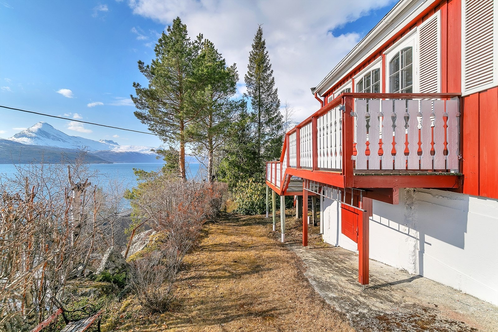 Eiendommen er omkranset av trær, busker og beplantinger noe som gjør den skjermet. Galleribilde