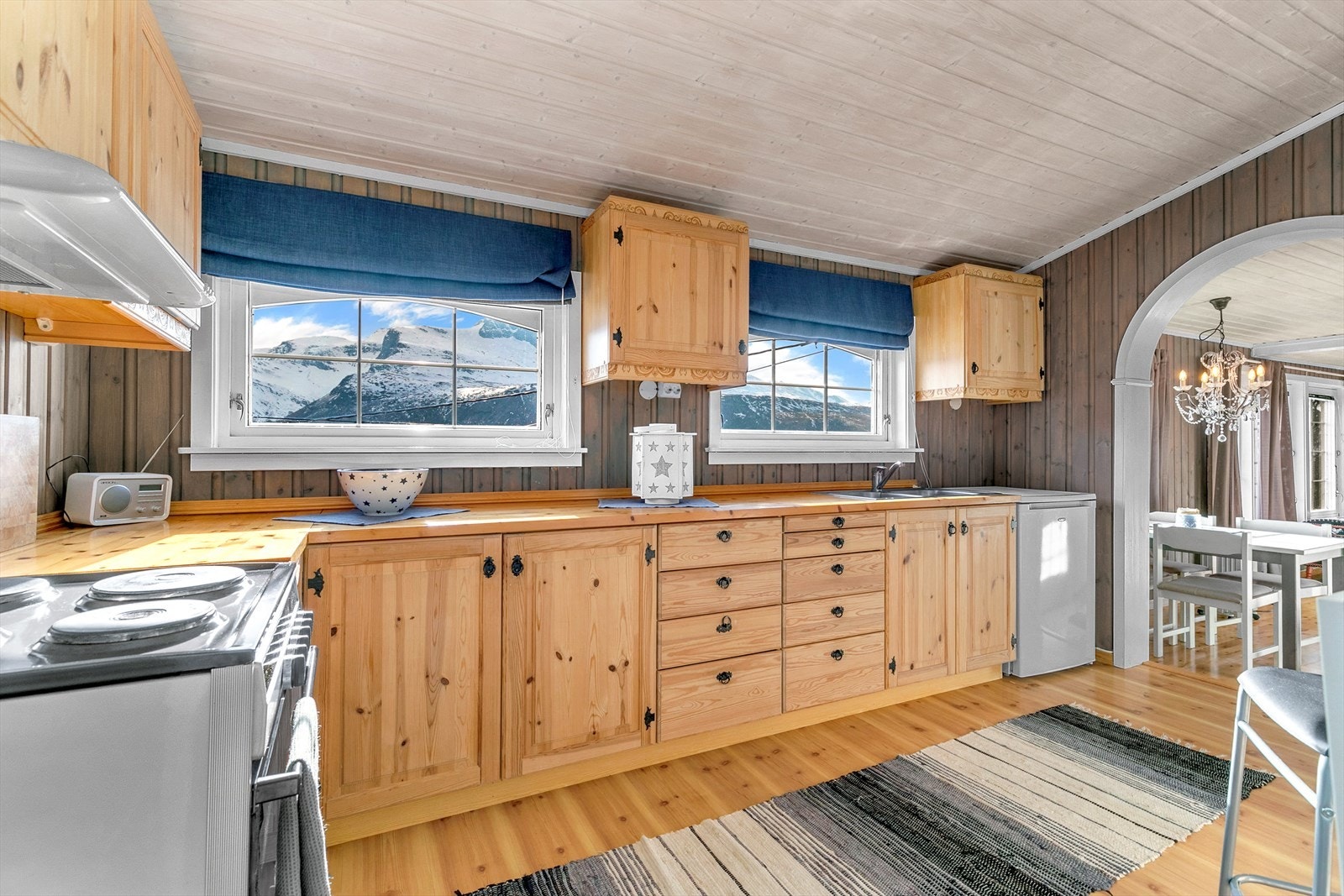 Romslig og praktisk kjøkken i boligen. Galleribilde