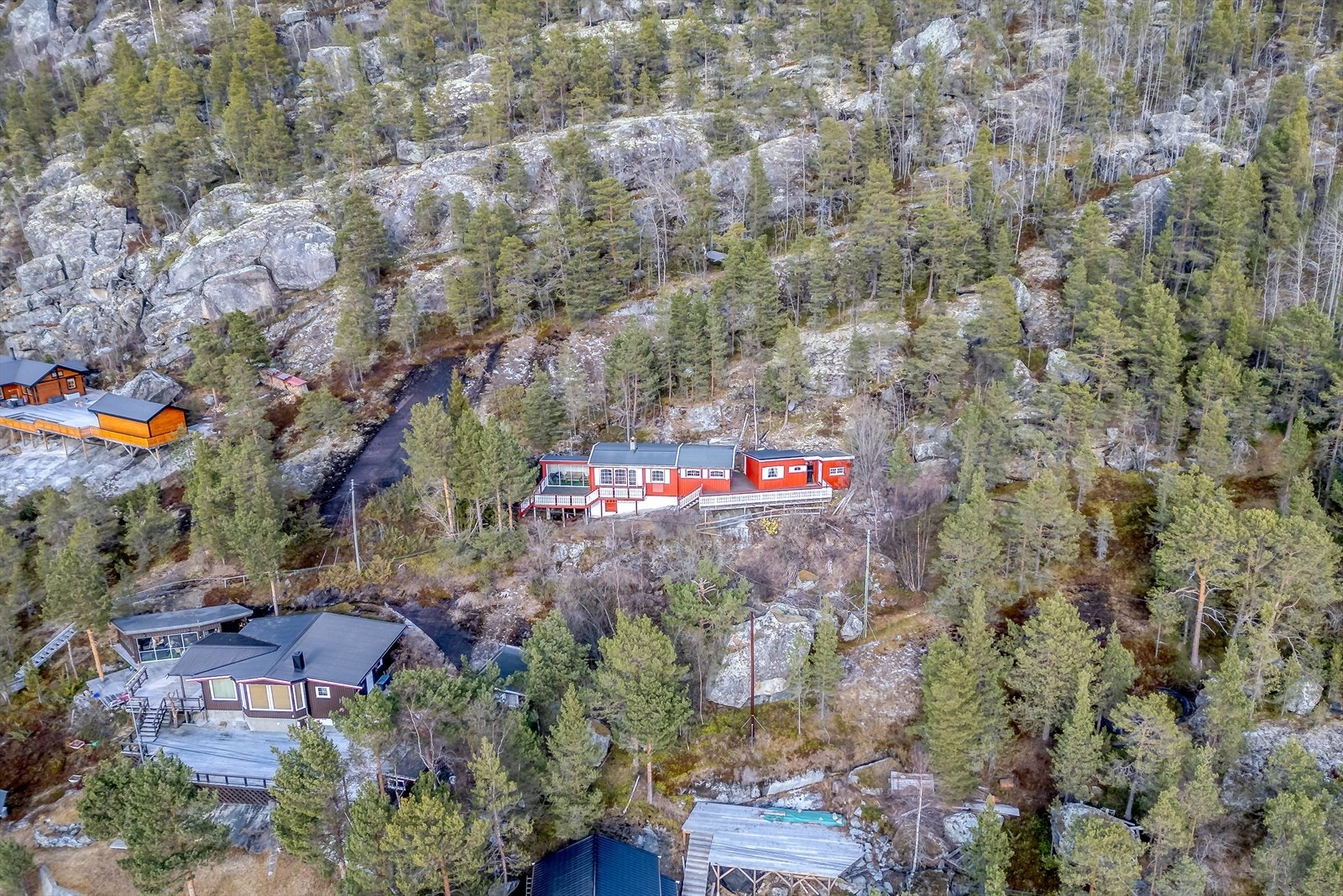 Eiendommen har en usjenert beliggenhet, i rolige omgivelser. Galleribilde