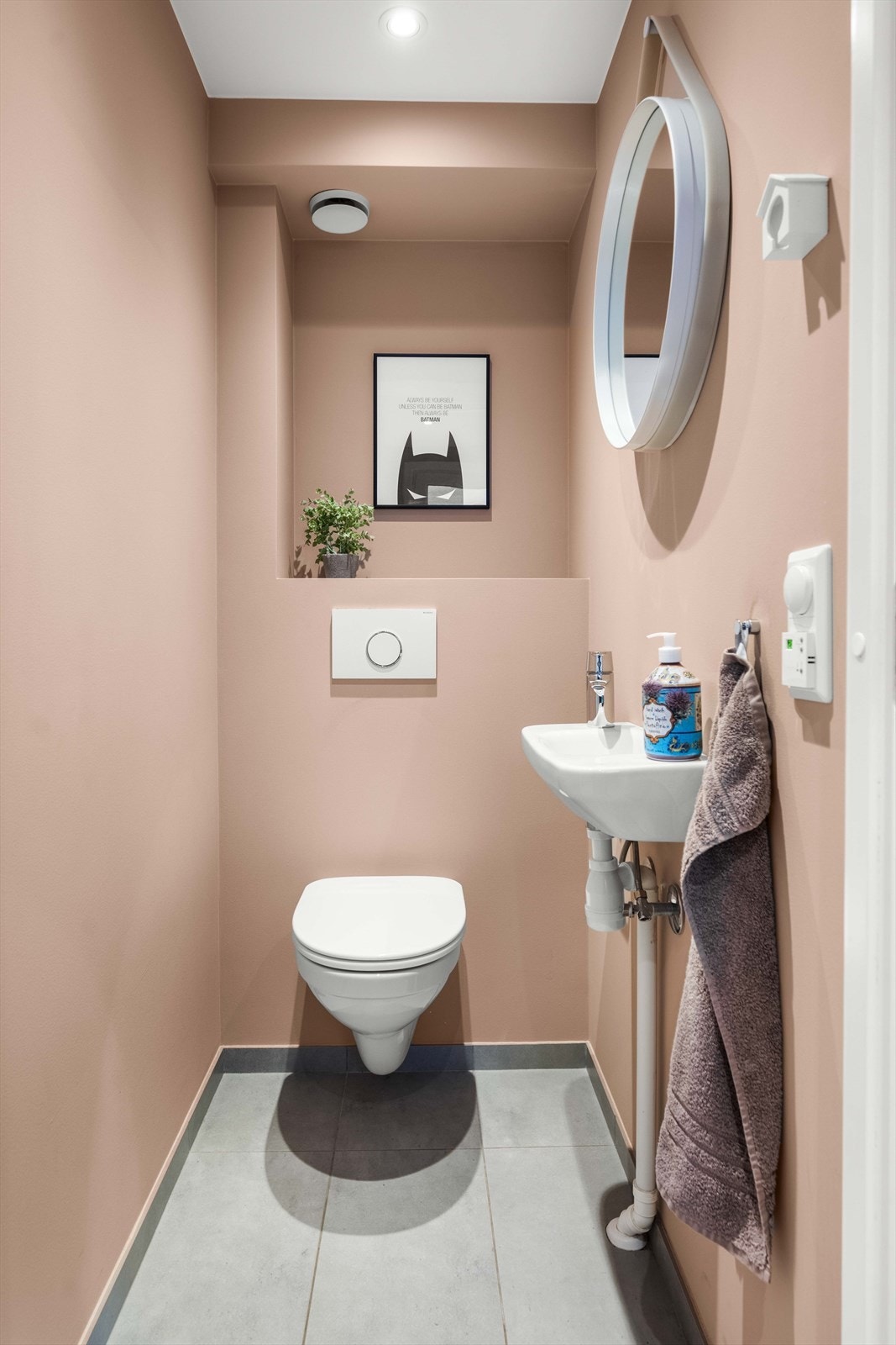 Toalettrom fra 2011 med soilrør vurdert til å være fra byggeår. Flislagt gulv med gulvvarme, malte slette vegger, samt nedsenket himling med malt flate og downlights. Det er vegghengt servant med ett-greps armatur og speil på vegg over servant. Galleribilde