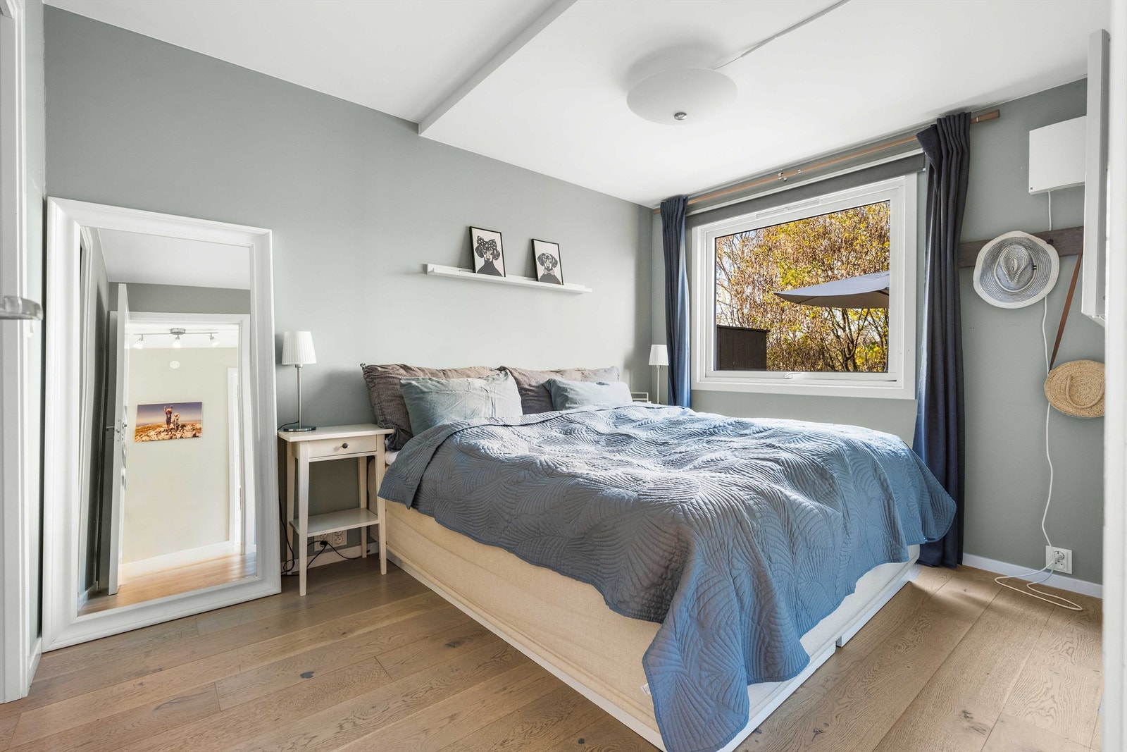 Hovedsoverommet er romslig og har inngang til Walkin-closet. Galleribilde