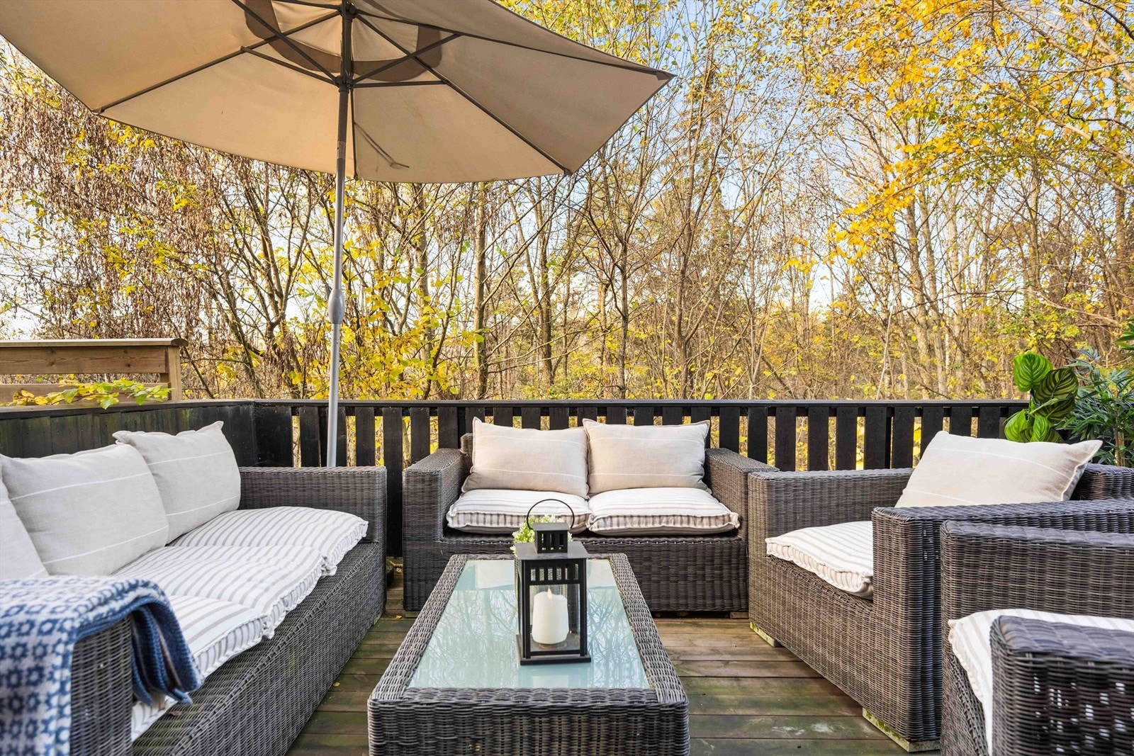 Terrasse på 32kvm som er et perfekt sted om sommeren. Stor hage rundt terrassen med utgang til gressplen som er fellesområde. Galleribilde