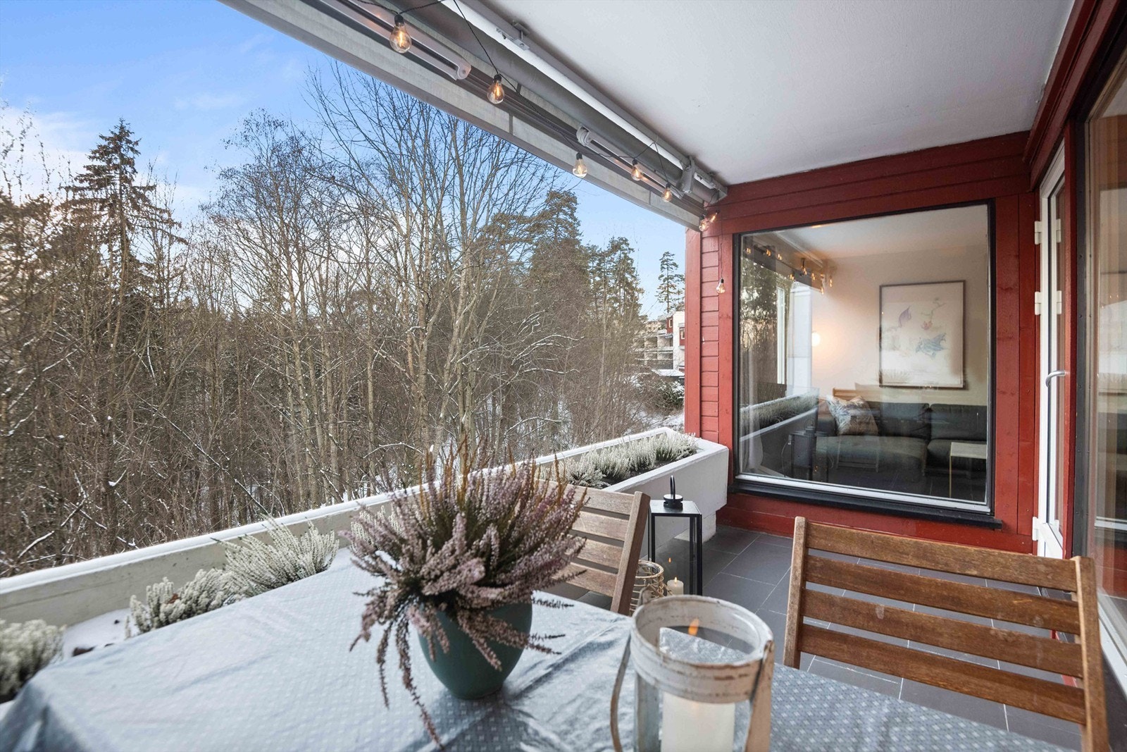 Boligen har 3 fine uteplasser - her med utgang fra stue/kjøkken. Galleribilde
