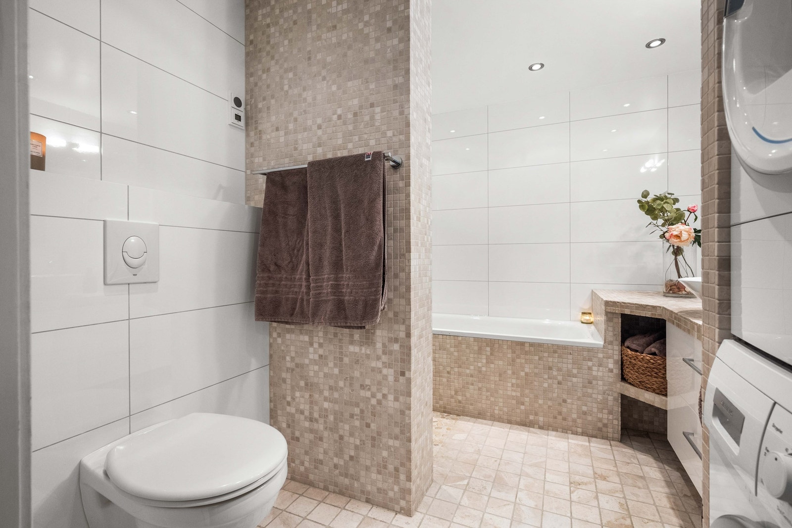 Badet er oppgradert 2011 ihht fremlagte faktura. Det er flislagt gulv med gulvvarme, flislagte vegger, samt nedsenket himling med malt flate og downlights. Galleribilde