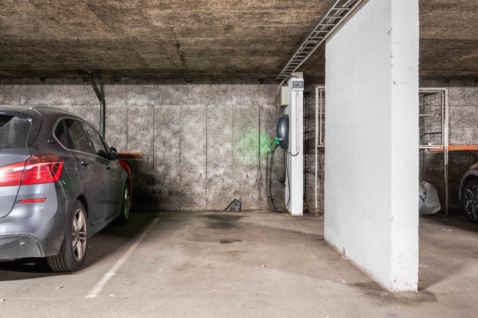 Garasjeplass i felles garasjekjeller. Ingen skriftlighet rundt eierforholdet av garasjeplass. Galleribilde