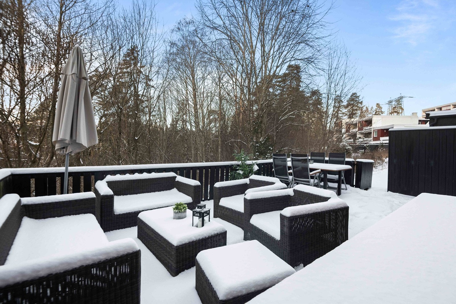 Stor terrasse med adkomst fra underetasjen. Galleribilde